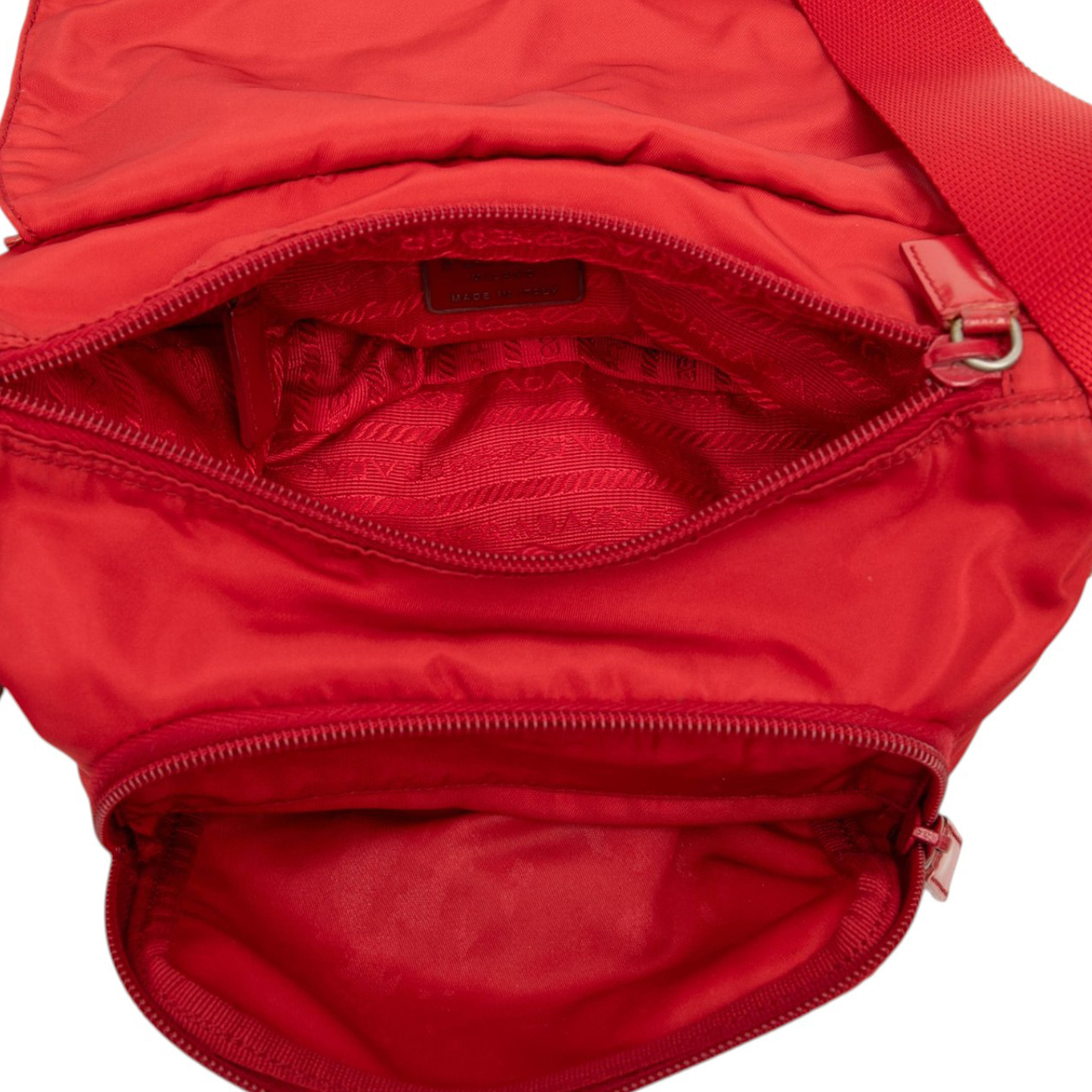 Prada Tessuto Zip Buckle Messenger Bag, från Luxclusif, i färgen röd. Klicka för att öppna bilden i stort format