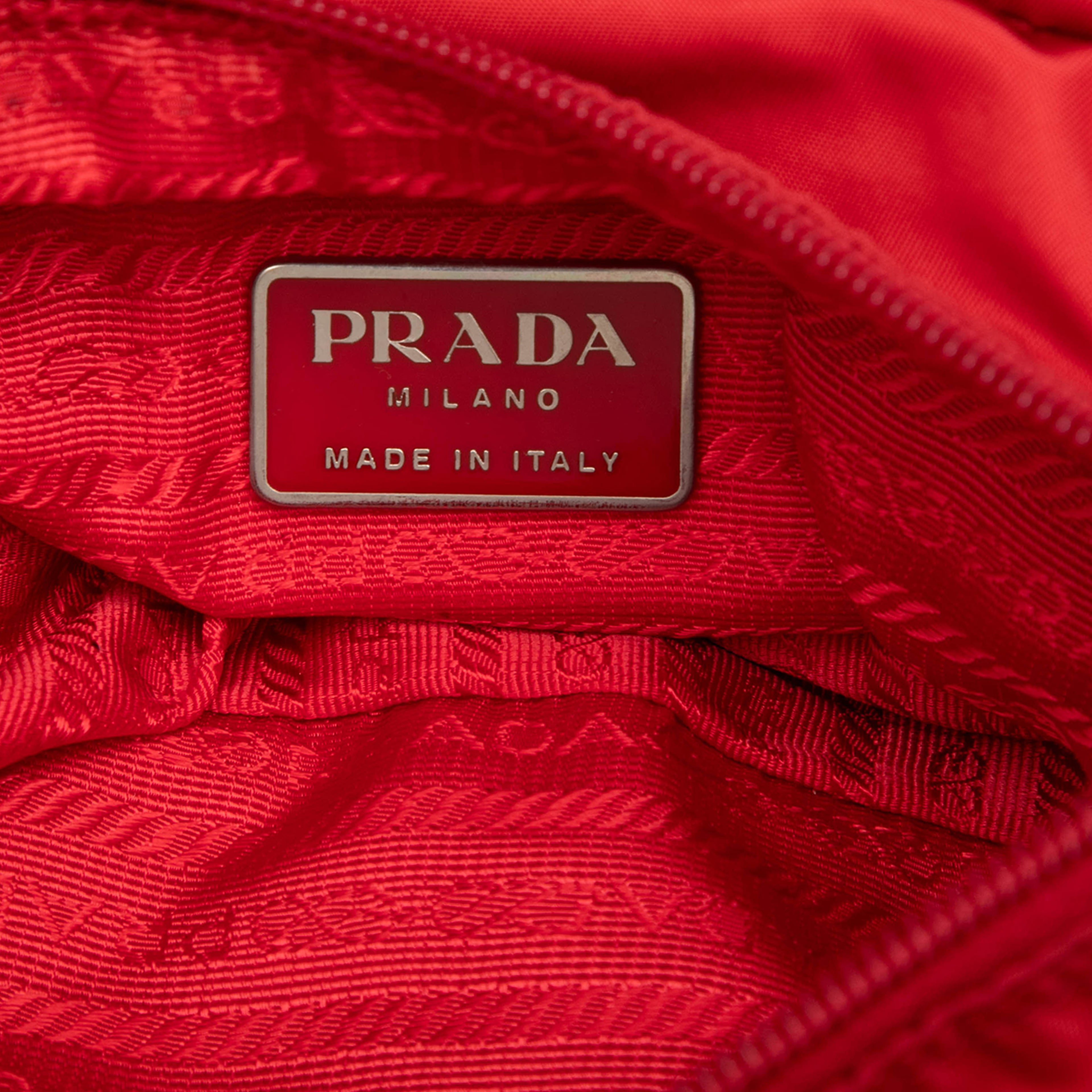 Prada Tessuto Zip Buckle Messenger Bag, från Luxclusif, i färgen röd. Klicka för att öppna bilden i stort format