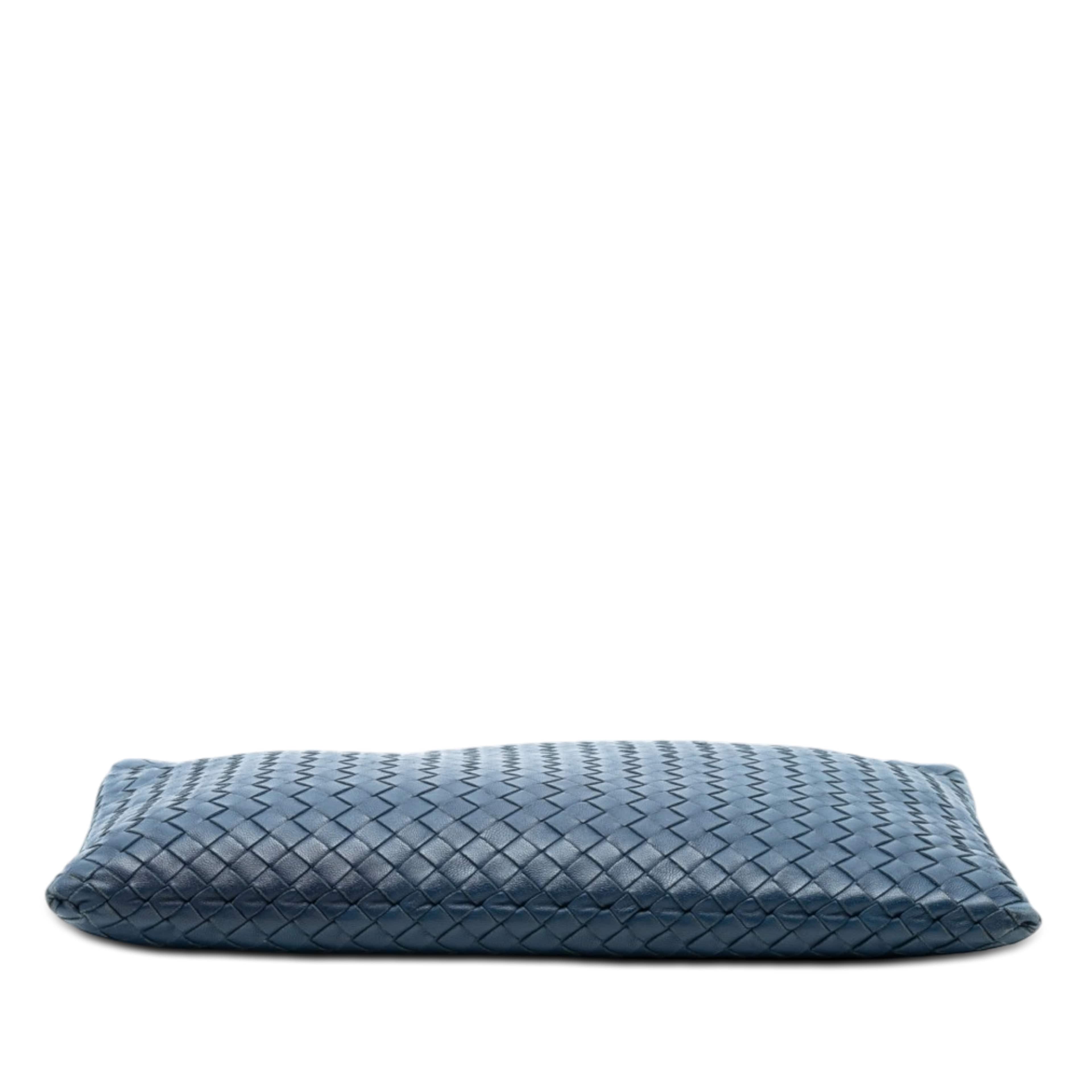 Bottega Veneta Large Nappa Intrecciato Flat Zip Biletto Pouch, från Luxclusif, i färgen dark blue. Klicka för att öppna bilden i stort format