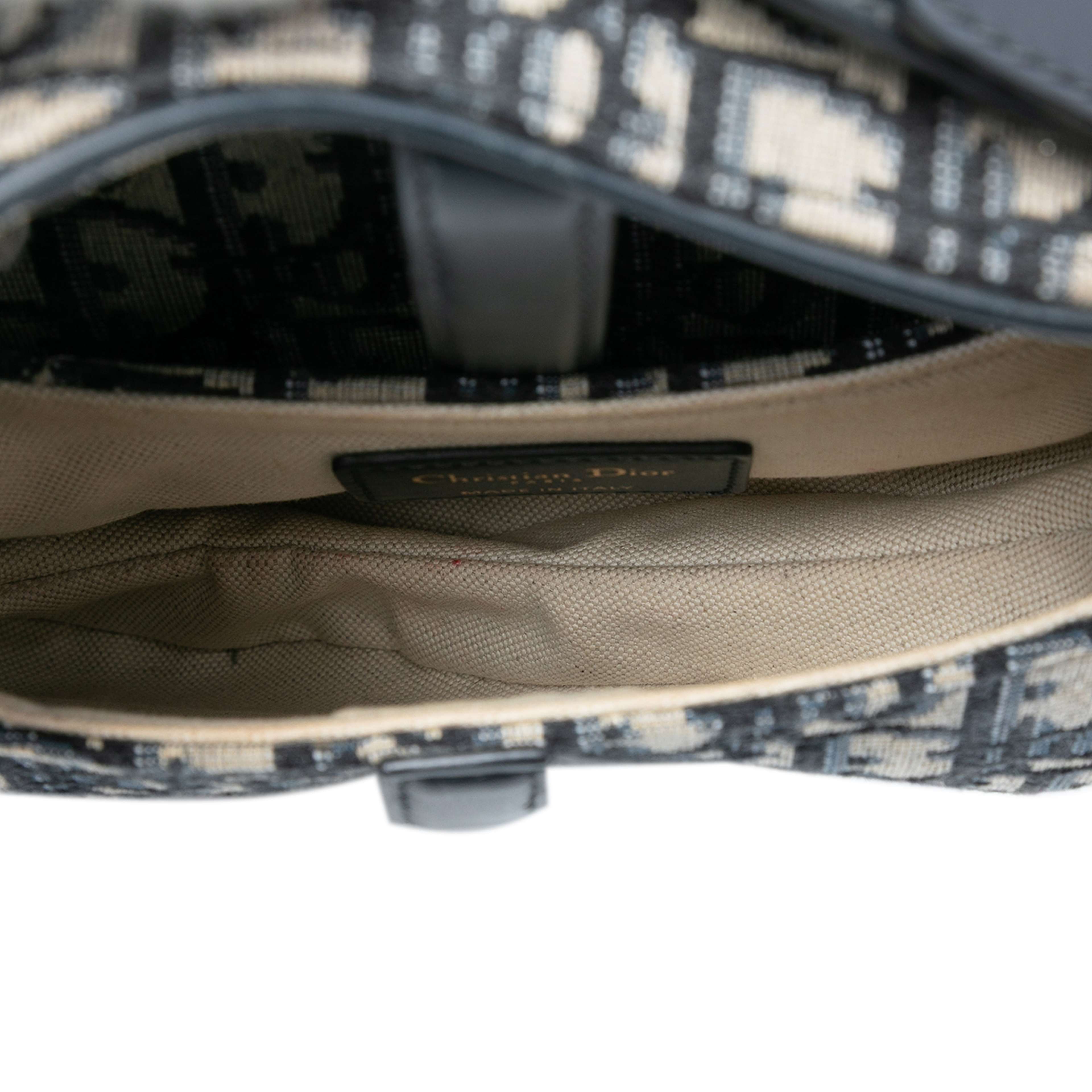 Dior Mini Oblique Canvas Saddle Bag, från Luxclusif, i färgen navy. Klicka för att öppna bilden i stort format