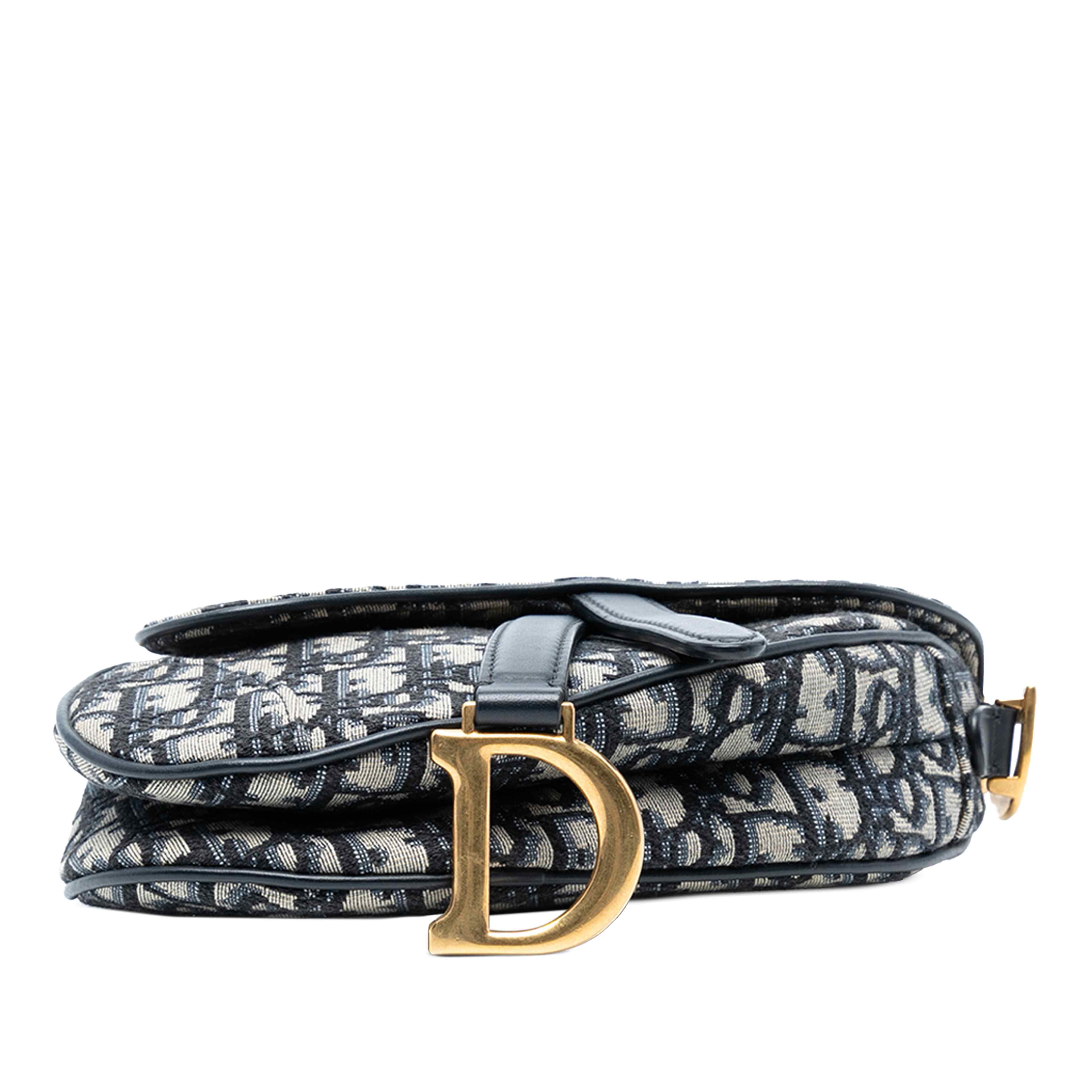 Dior Mini Oblique Canvas Saddle Bag, från Luxclusif, i färgen navy. Klicka för att öppna bilden i stort format