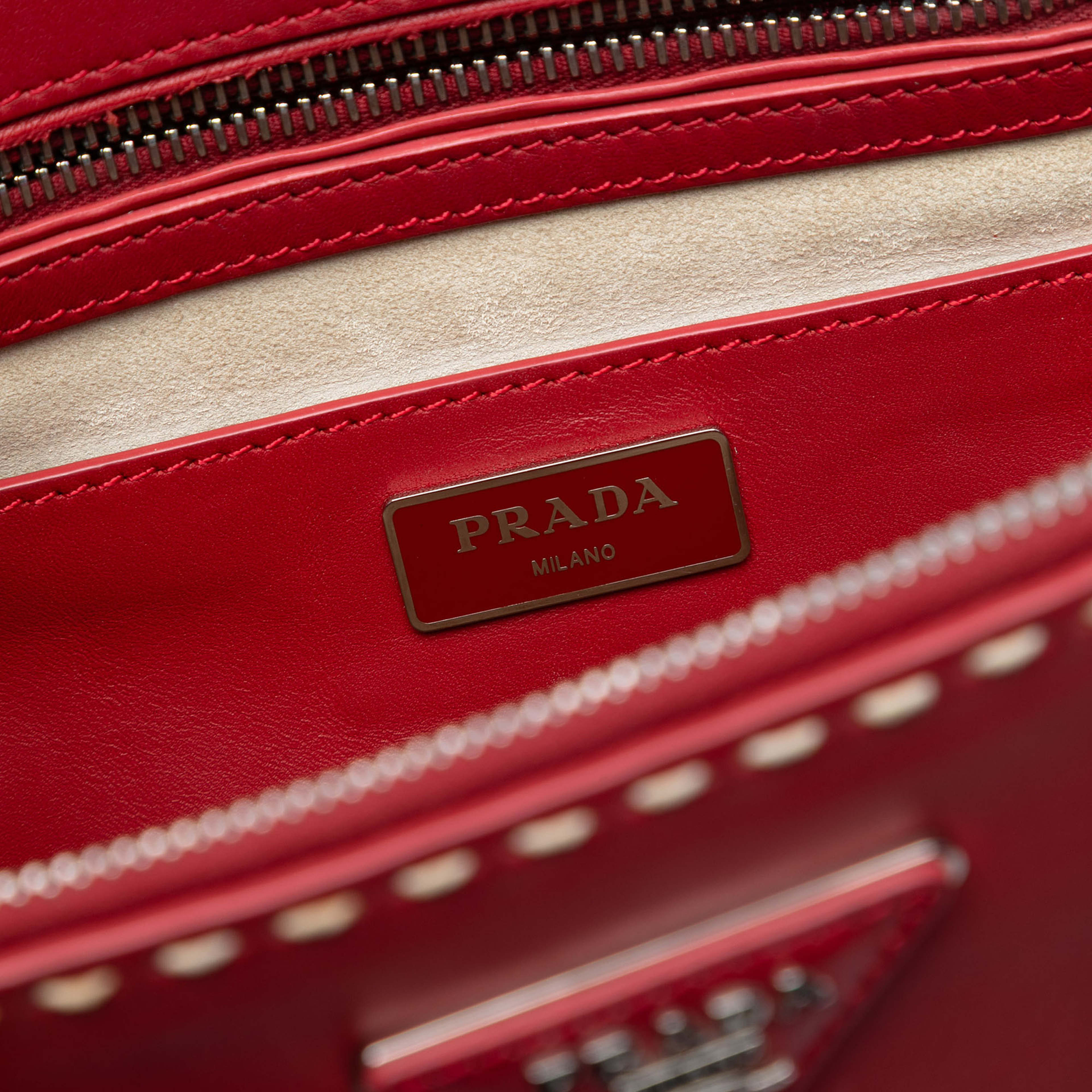 Prada Small City Calf Hand Stitched Galleria Double Zip Satchel, från Luxclusif, i färgen red. Klicka för att öppna bilden i stort format