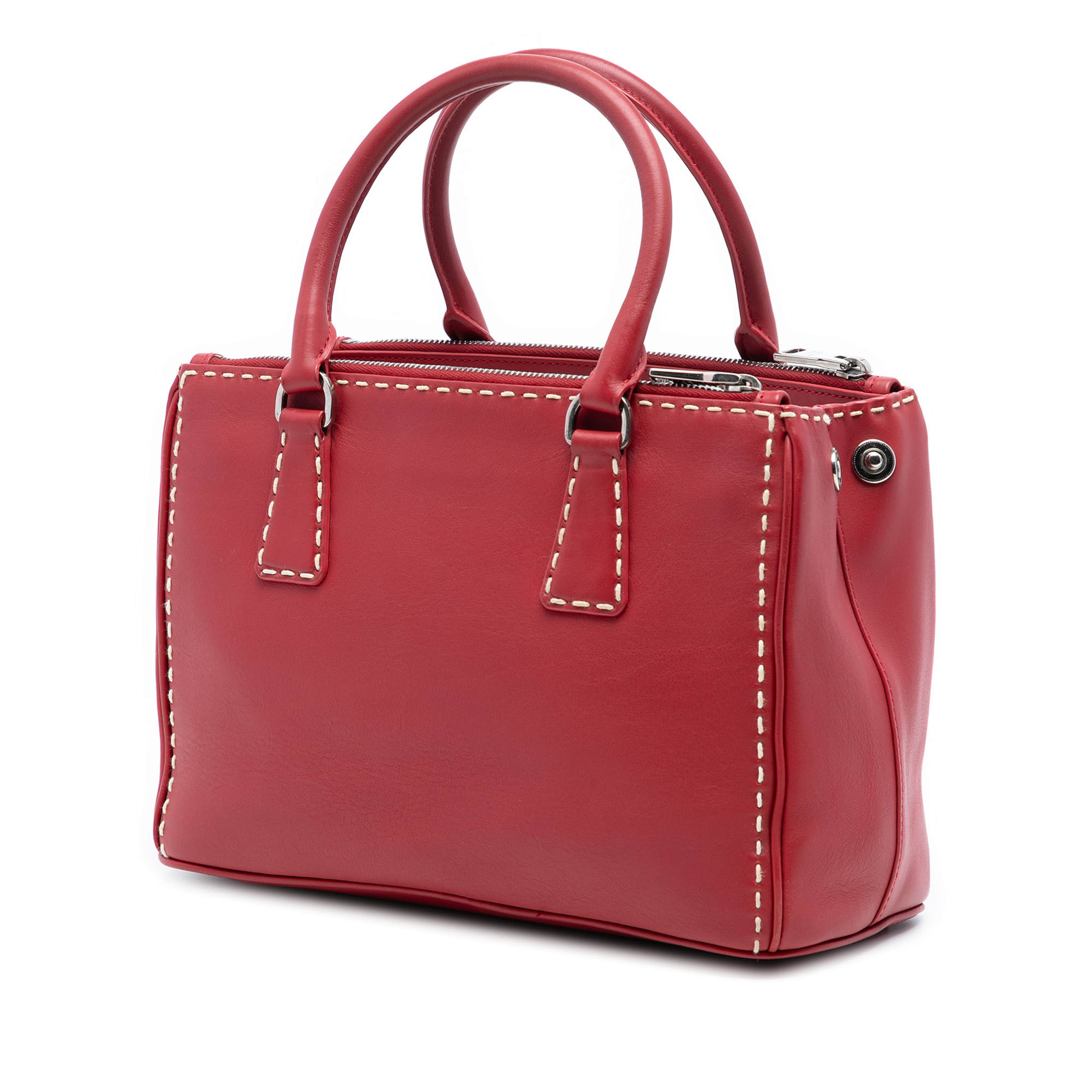 Prada Small City Calf Hand Stitched Galleria Double Zip Satchel, från Luxclusif, i färgen red. Klicka för att öppna bilden i stort format