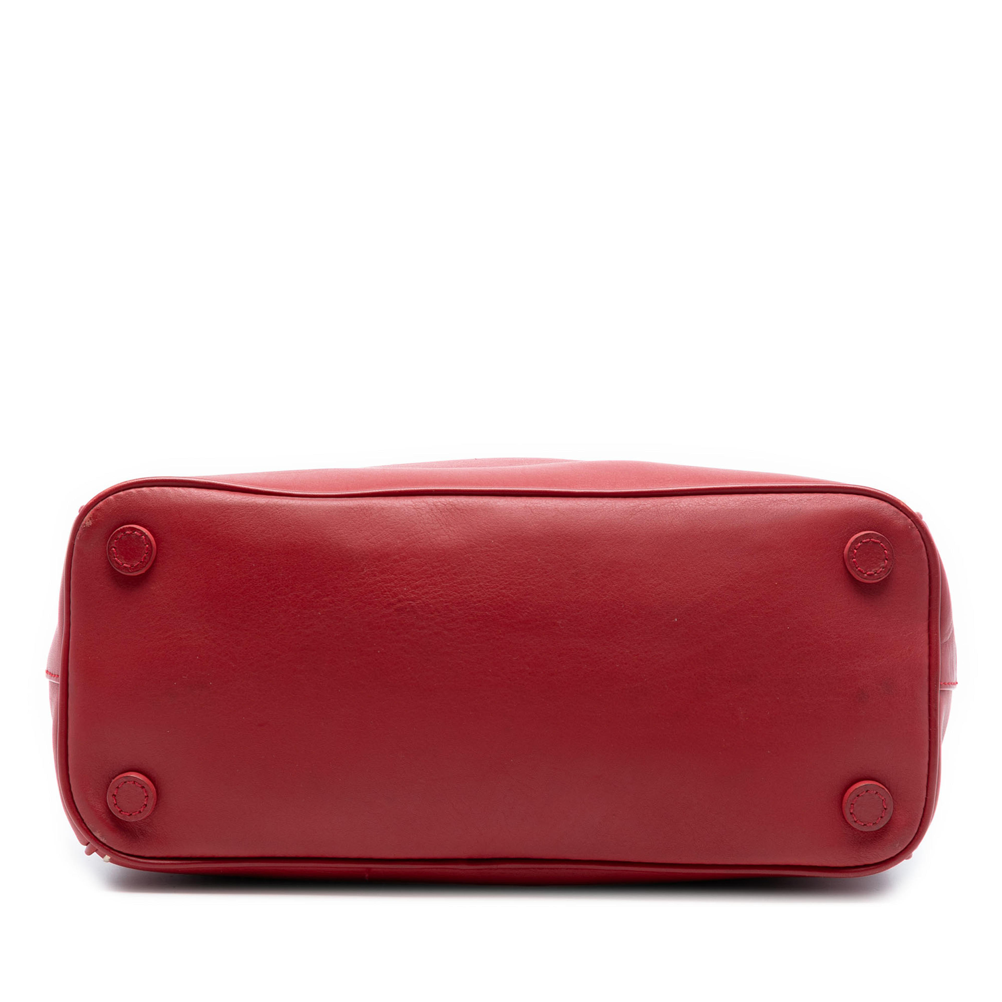 Prada Small City Calf Hand Stitched Galleria Double Zip Satchel, från Luxclusif, i färgen red. Klicka för att öppna bilden i stort format