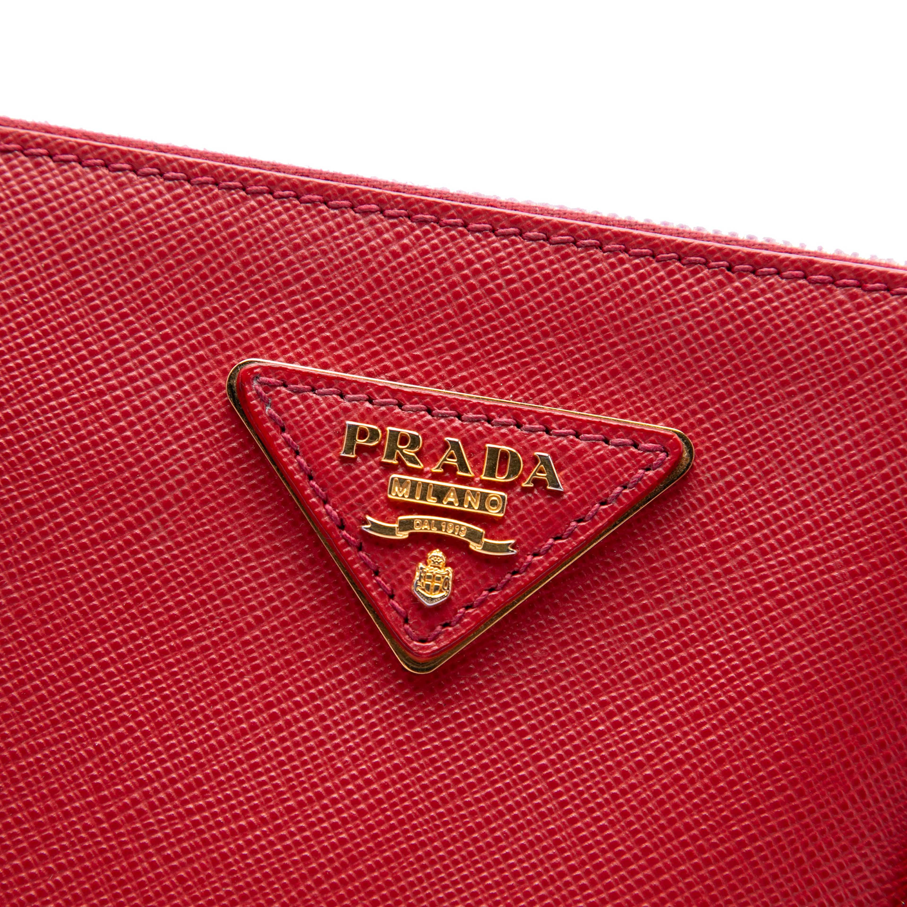 Prada Medium Saffiano Lux Galleria Double Zip Tote, från Luxclusif, i färgen röd. Klicka för att öppna bilden i stort format