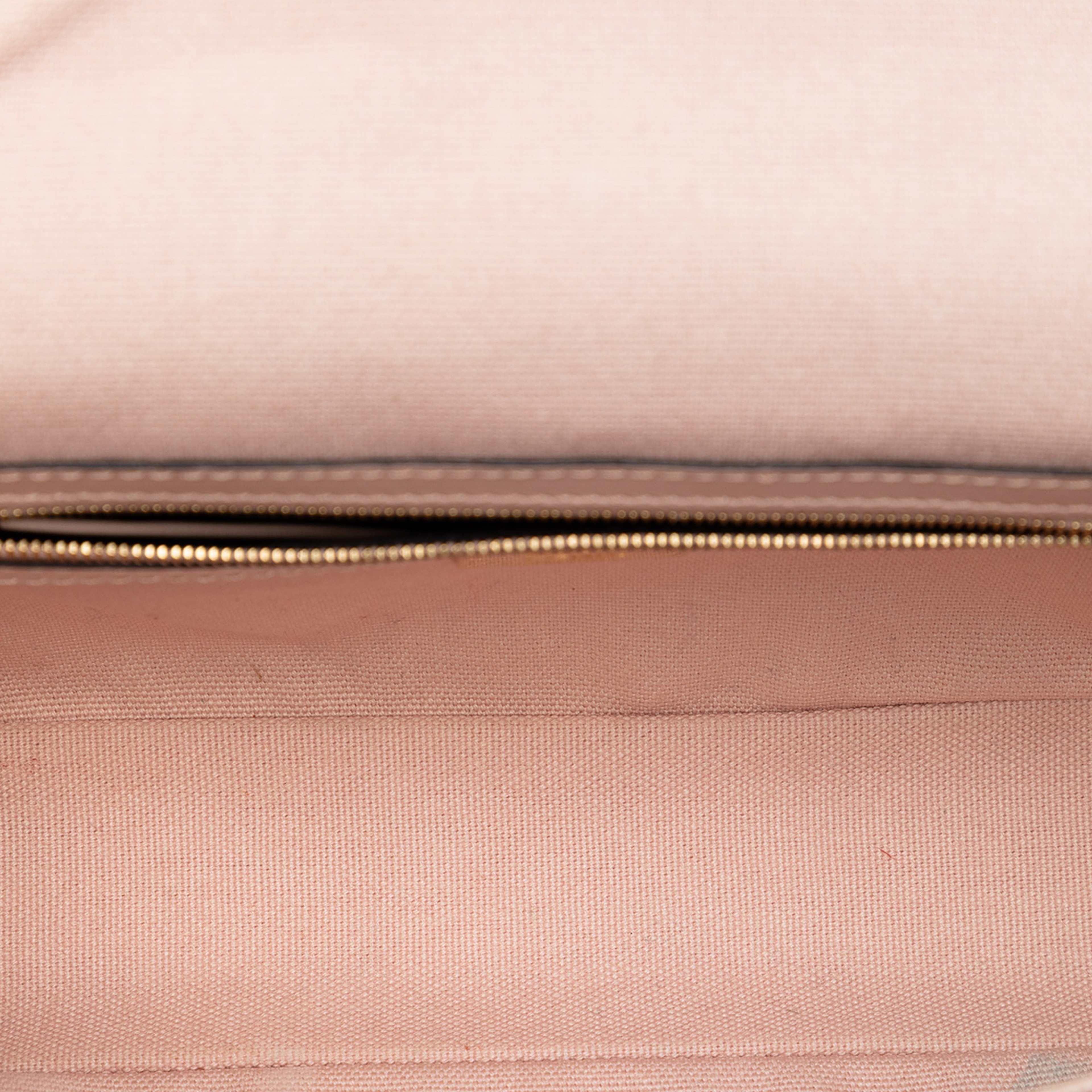 Fendi Zucca Embroidered Canvas Baguette Satchel, från Luxclusif, i färgen pink. Klicka för att öppna bilden i stort format