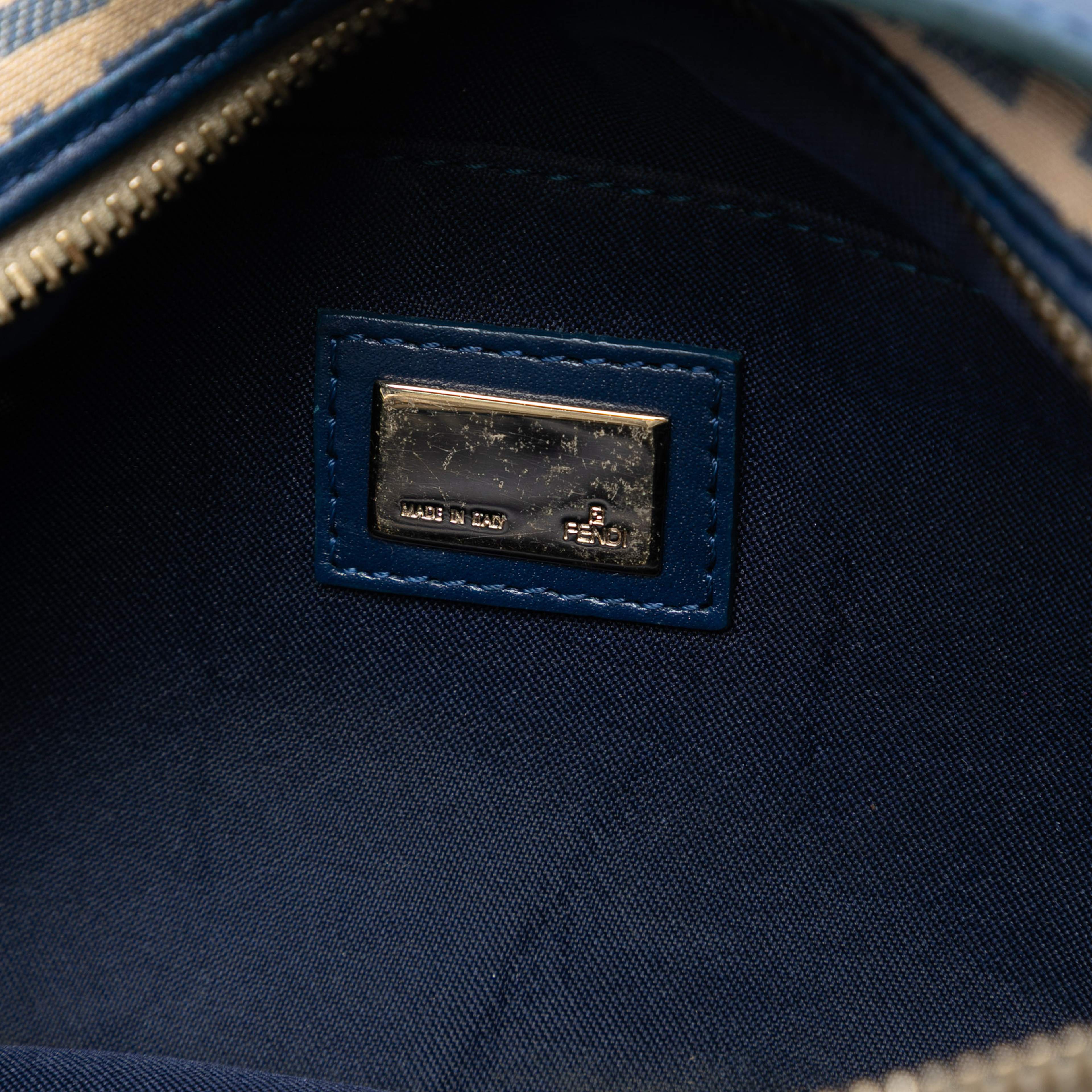 Fendi Zucchino Canvas Chef Pocket Shoulder Bag, från Luxclusif, i färgen beige. Klicka för att öppna bilden i stort format