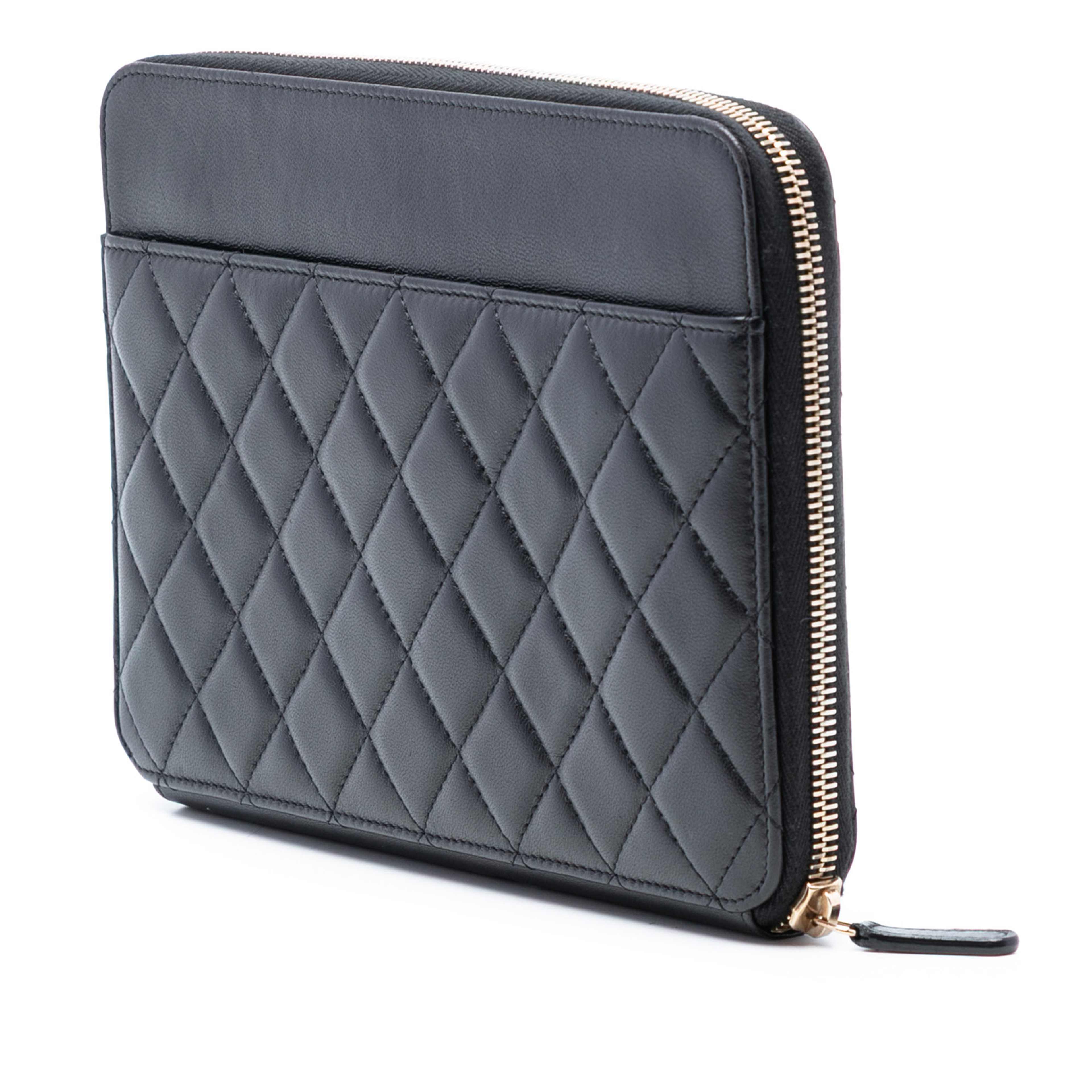 Chanel Cc Grained Calfskin Classic Zipped Travel Pouch, från Luxclusif, i färgen black. Klicka för att öppna bilden i stort format