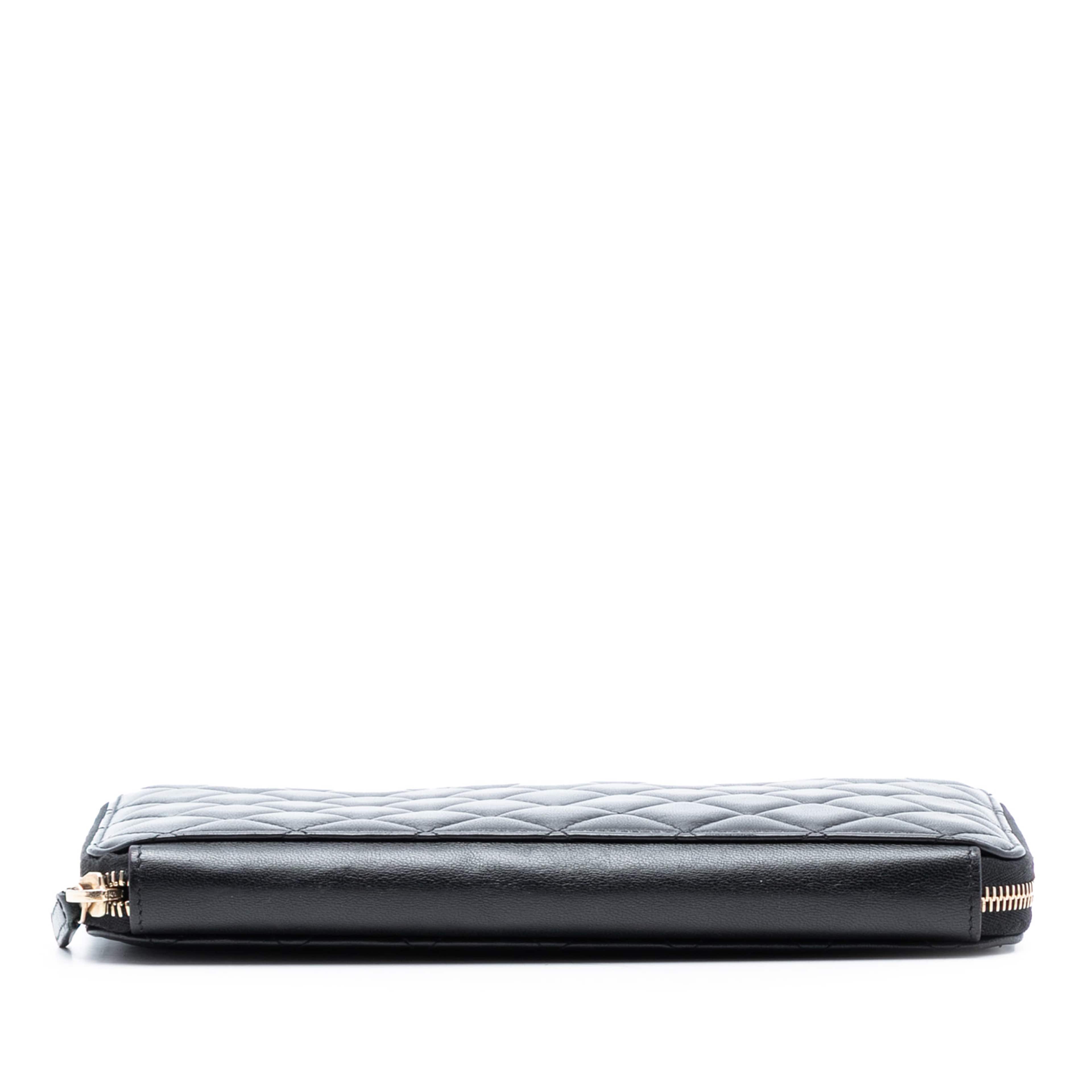 Chanel Cc Grained Calfskin Classic Zipped Travel Pouch, från Luxclusif, i färgen black. Klicka för att öppna bilden i stort format