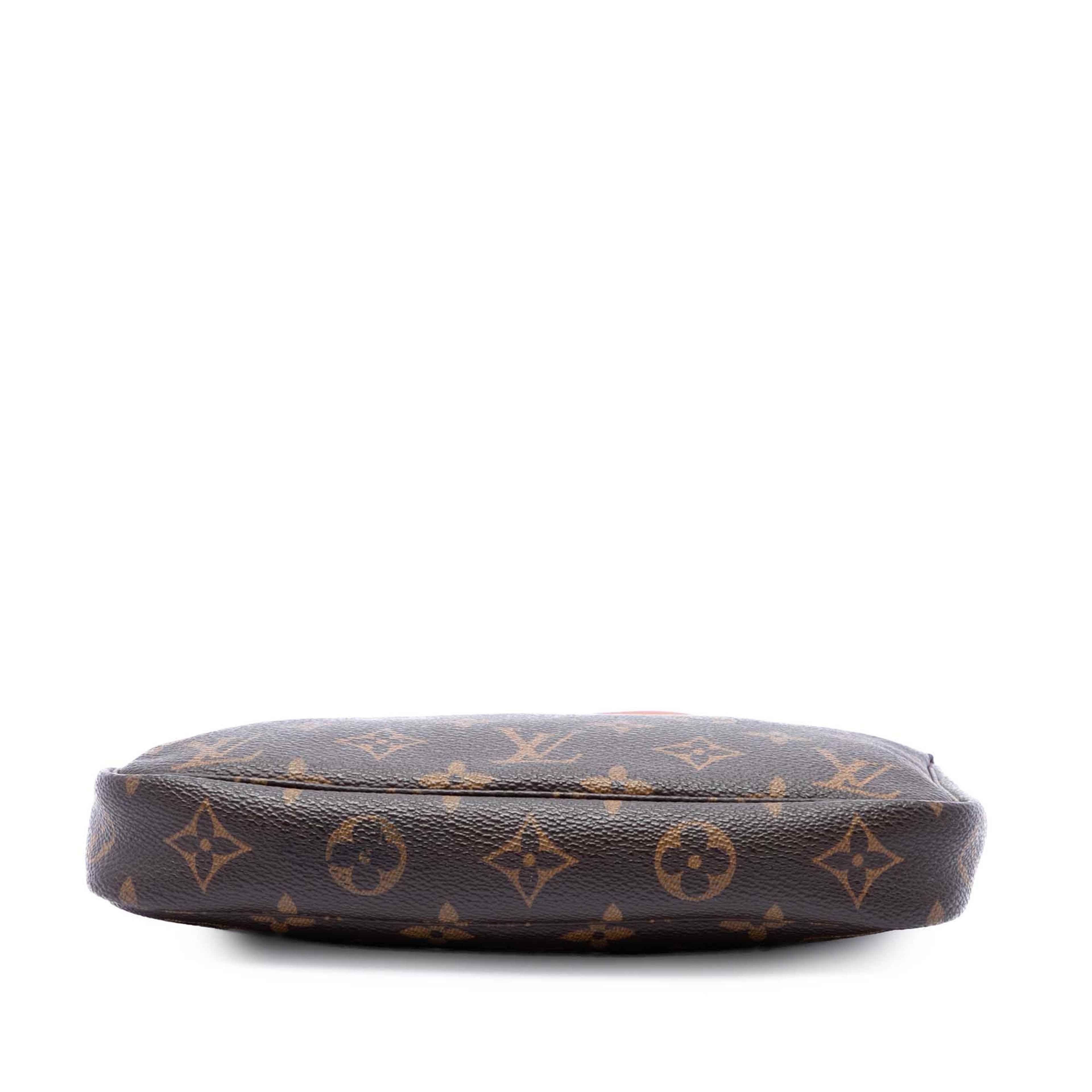 Louis Vuitton Monogram Pochette Accessoires, från Luxclusif, i färgen brun. Klicka för att öppna bilden i stort format