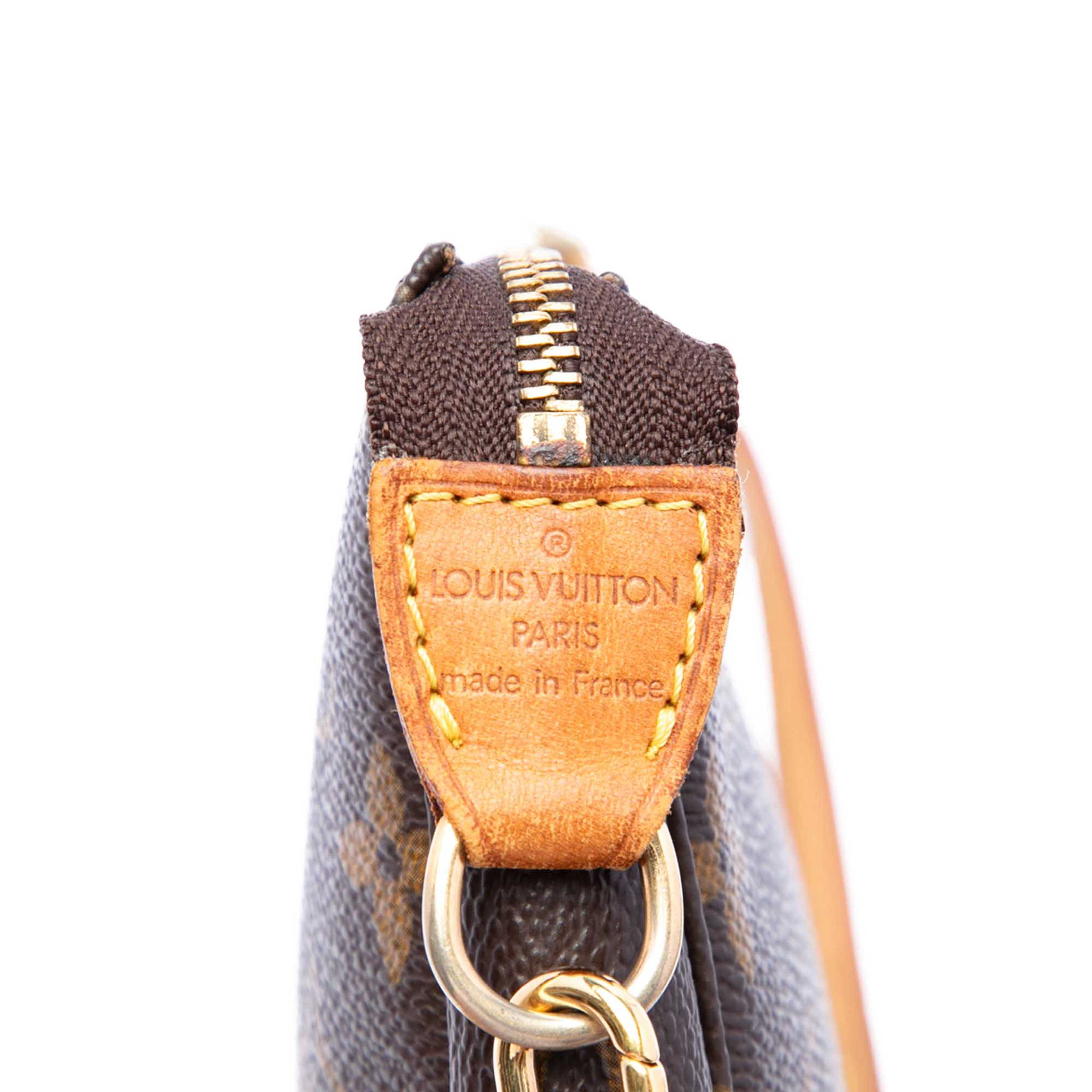Louis Vuitton Monogram Pochette Accessoires, från Luxclusif, i färgen brun. Klicka för att öppna bilden i stort format