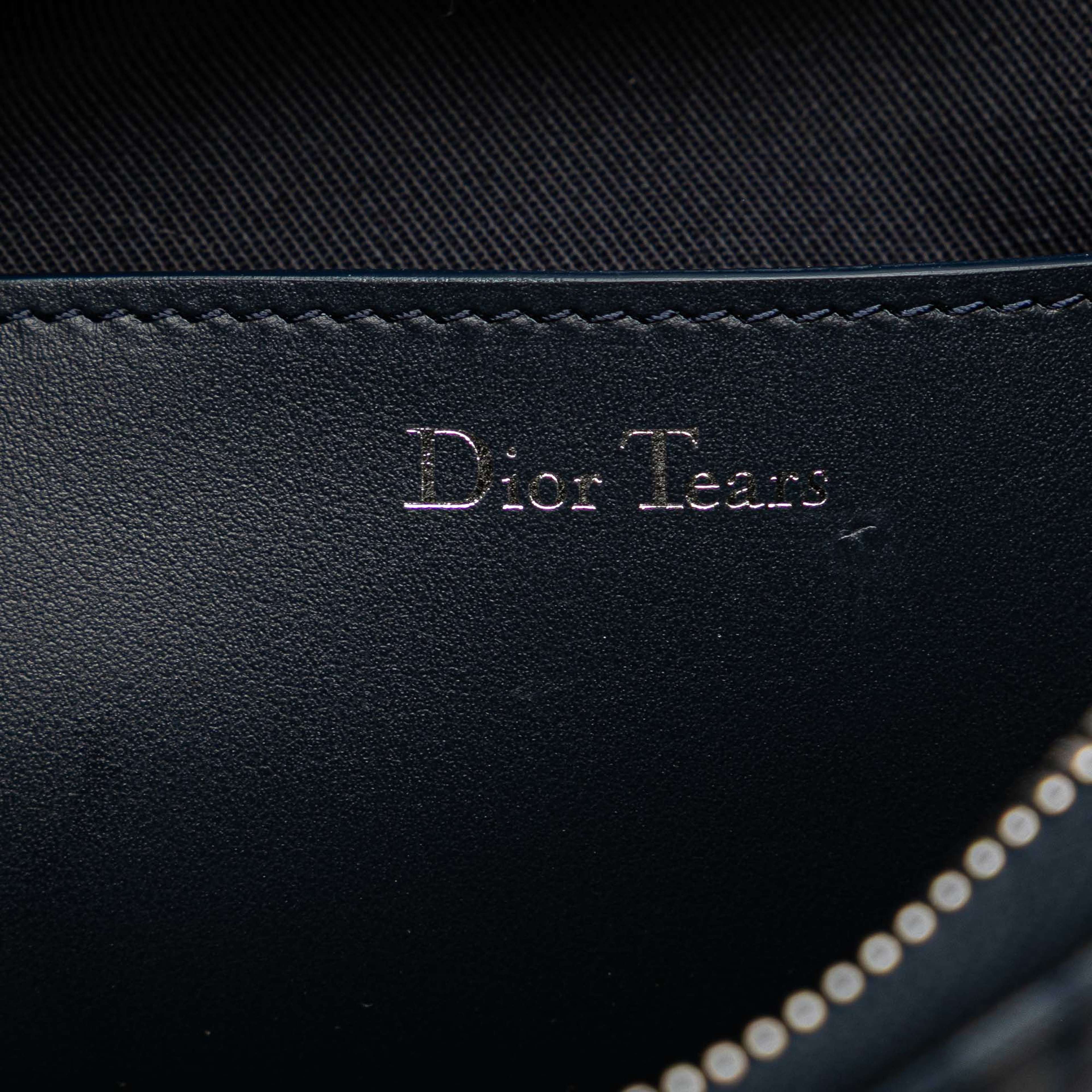 Dior Oblique Denim Tears A5 Flat Pouch, från Luxclusif, i färgen denim. Klicka för att öppna bilden i stort format
