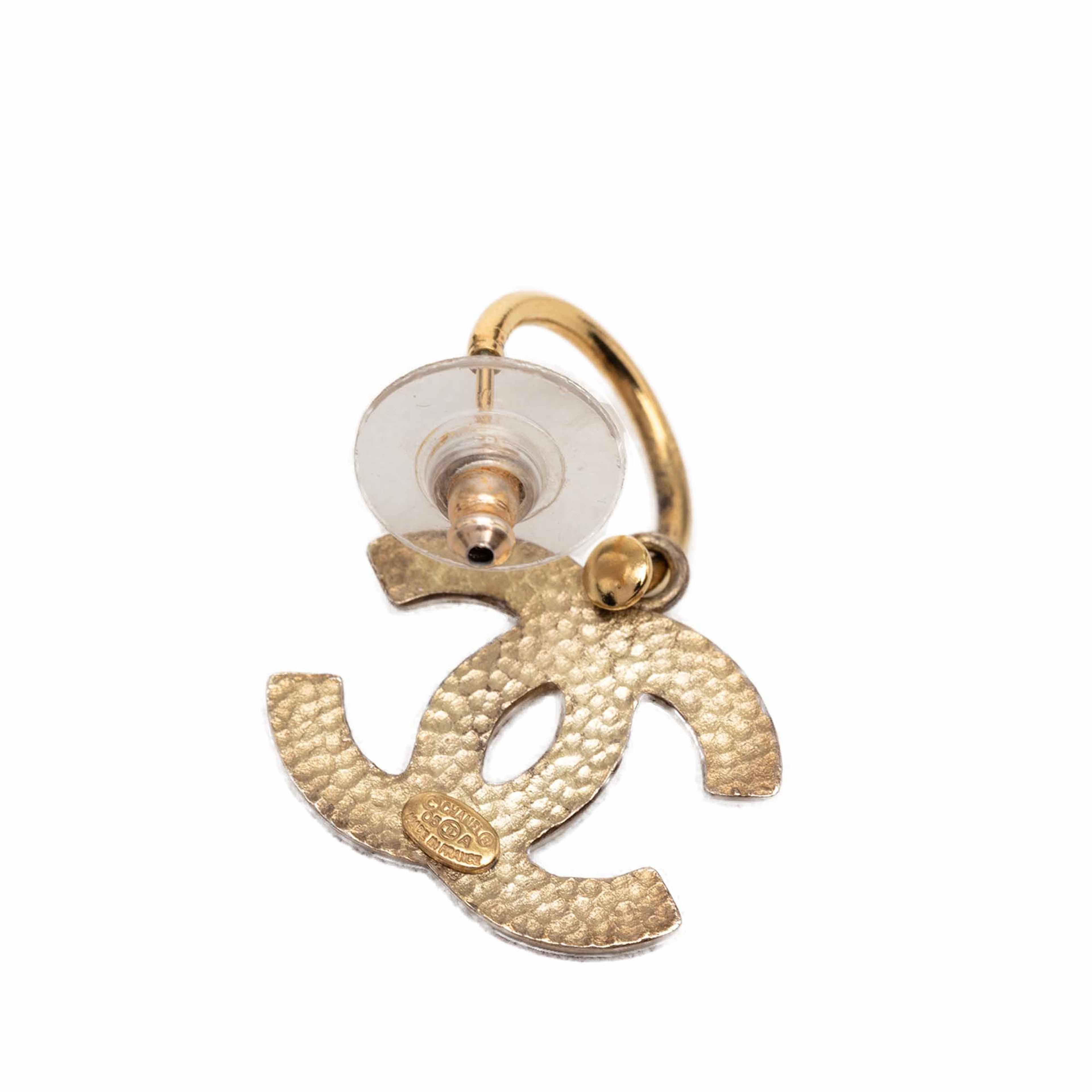 Chanel Cc Gold Plated Enamel Drop Push Back Earrings, från Luxclusif, i färgen gold. Klicka för att öppna bilden i stort format
