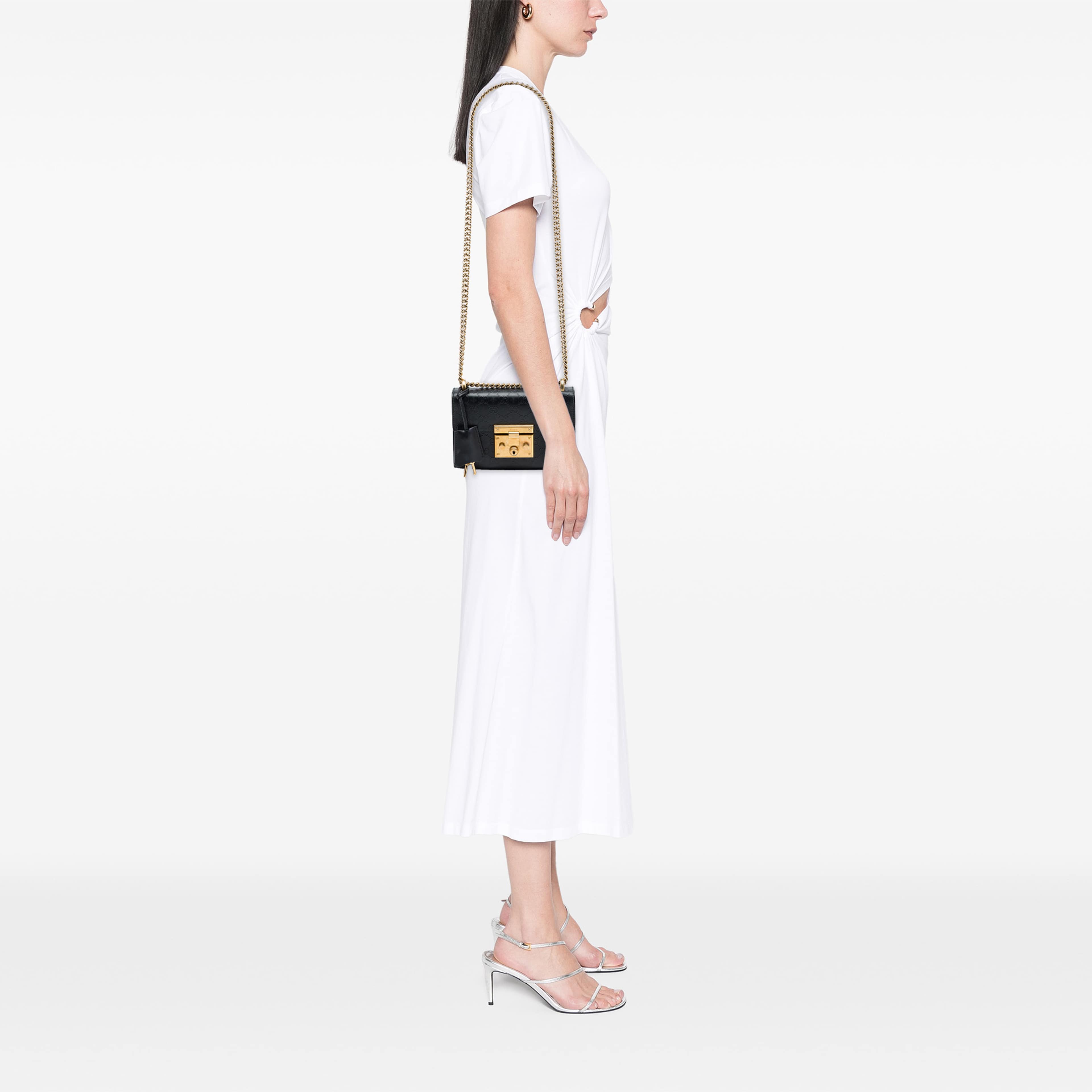 Gucci Small Guccissima Bee Padlock Crossbody, från Luxclusif, i färgen svart. Klicka för att öppna bilden i stort format