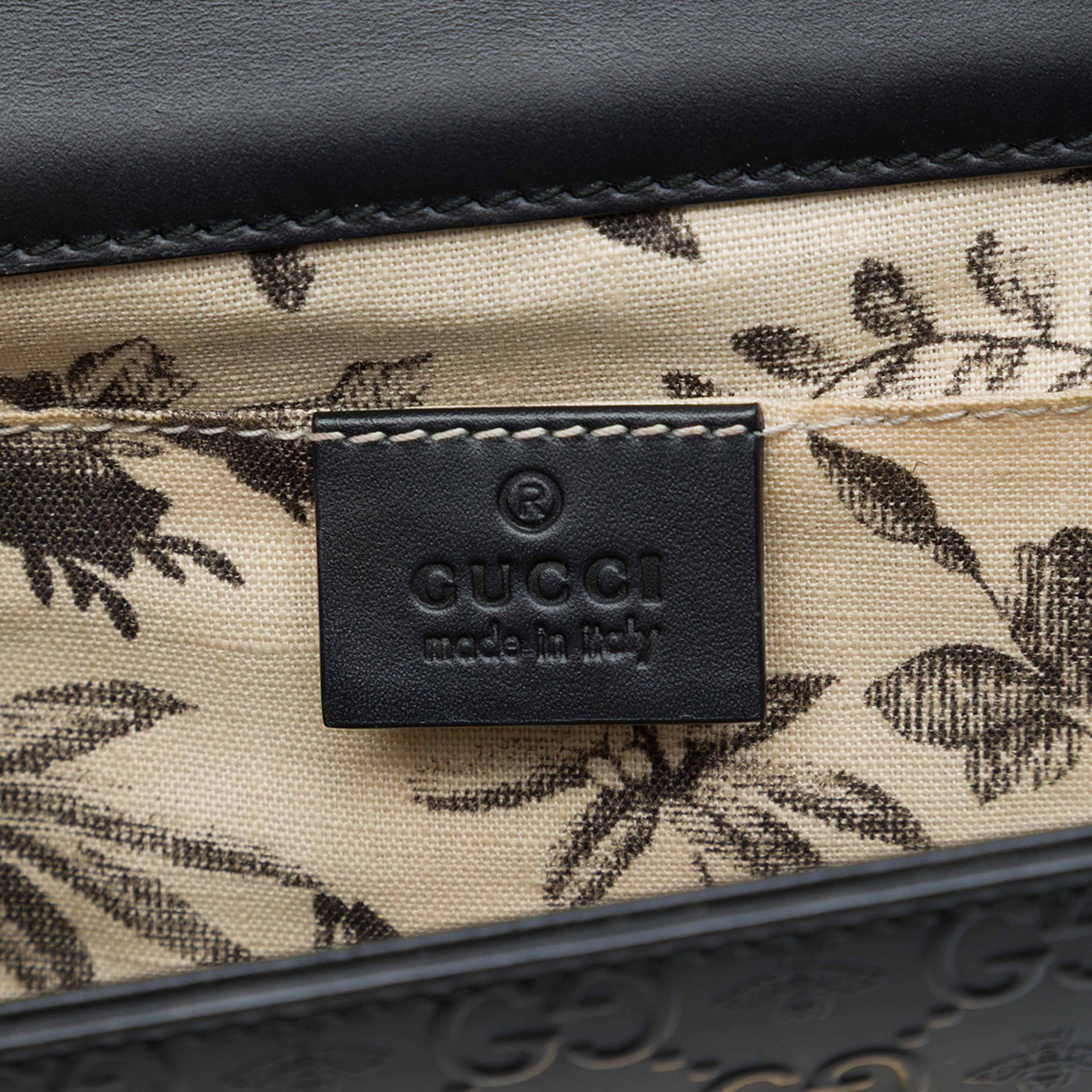 Gucci Small Guccissima Bee Padlock Crossbody, från Luxclusif, i färgen svart. Klicka för att öppna bilden i stort format