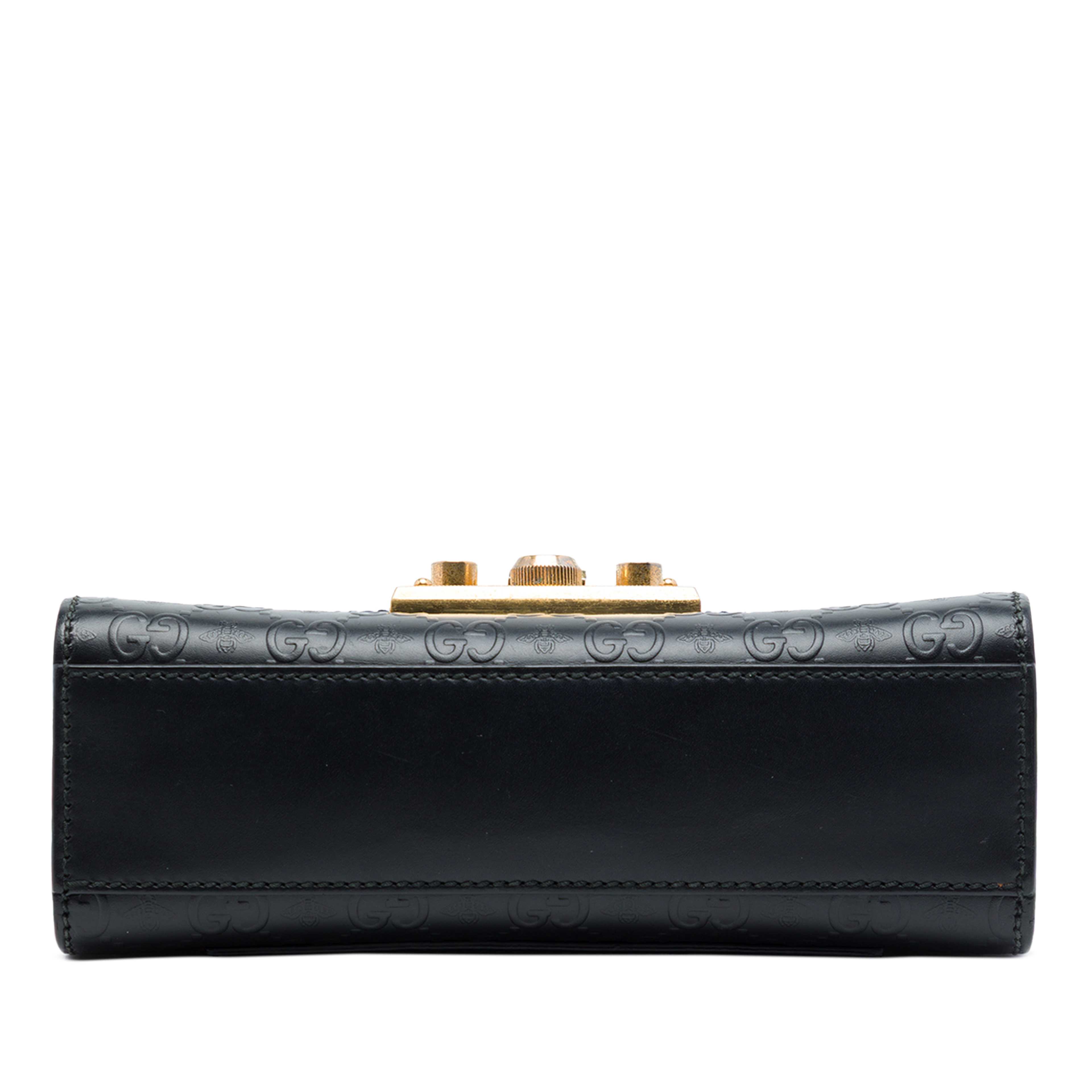 Gucci Small Guccissima Bee Padlock Crossbody, från Luxclusif, i färgen svart. Klicka för att öppna bilden i stort format