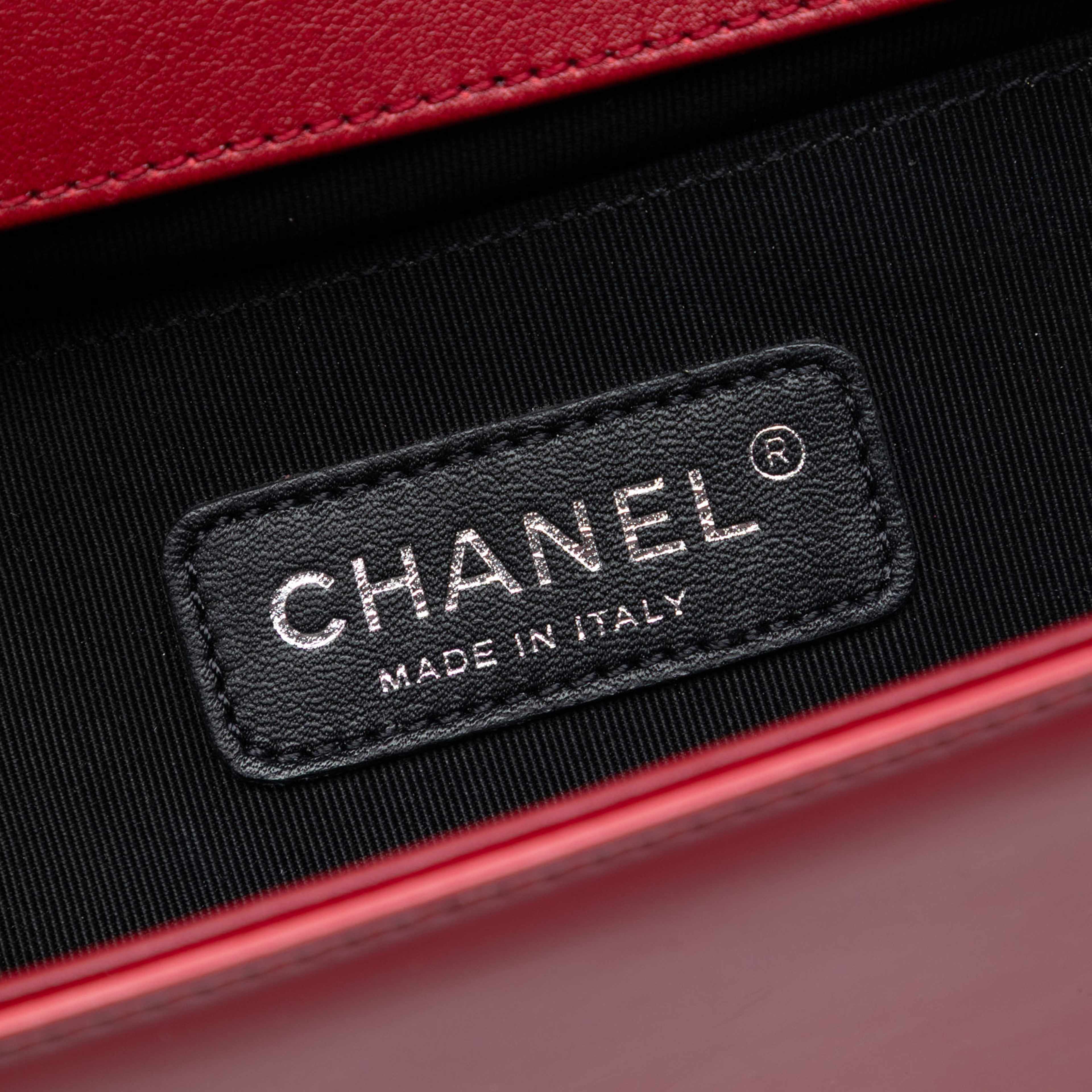Chanel Old Medium Quilted Patent Acrylic Boy Flap, från Luxclusif, i färgen red. Klicka för att öppna bilden i stort format