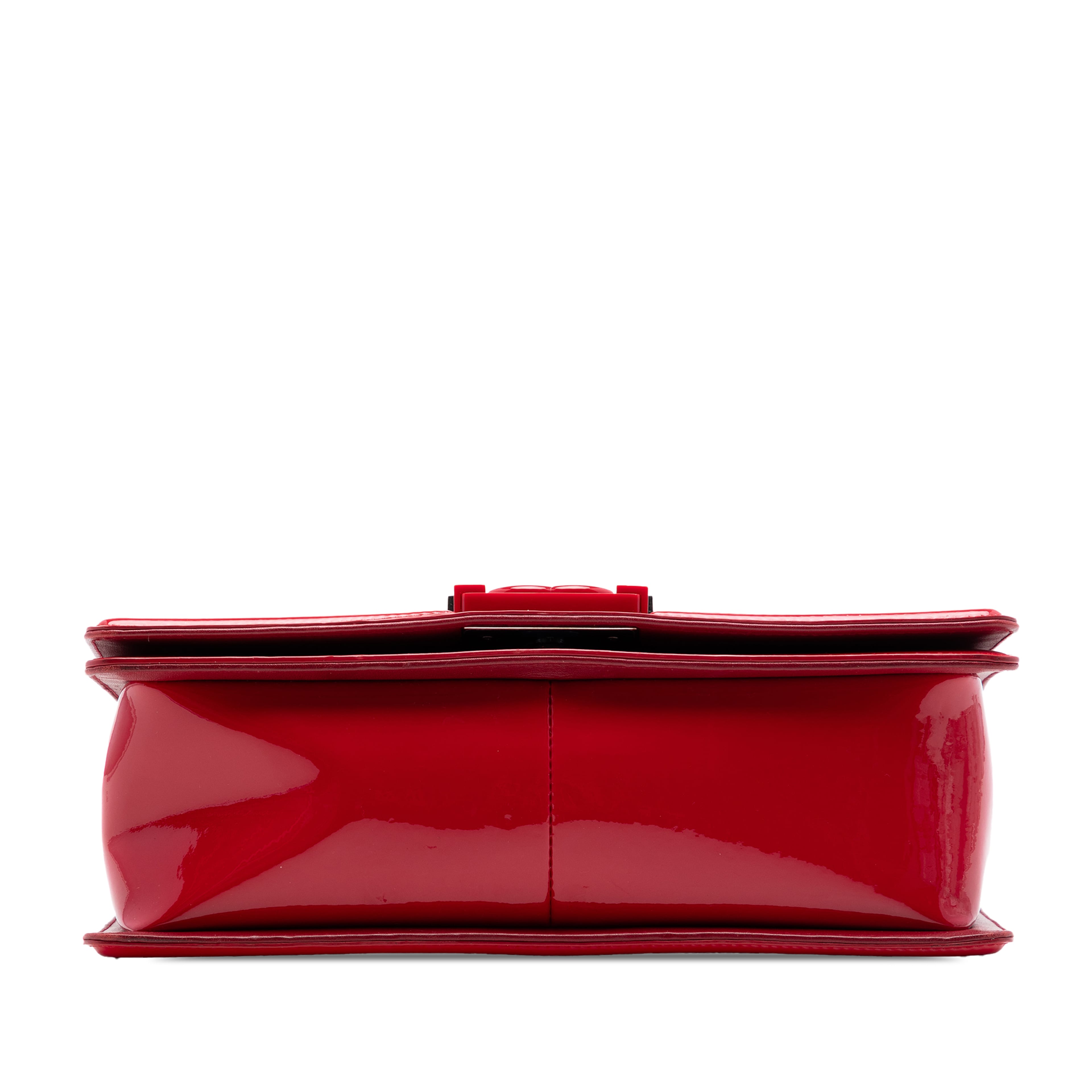 Chanel Old Medium Quilted Patent Acrylic Boy Flap, från Luxclusif, i färgen red. Klicka för att öppna bilden i stort format