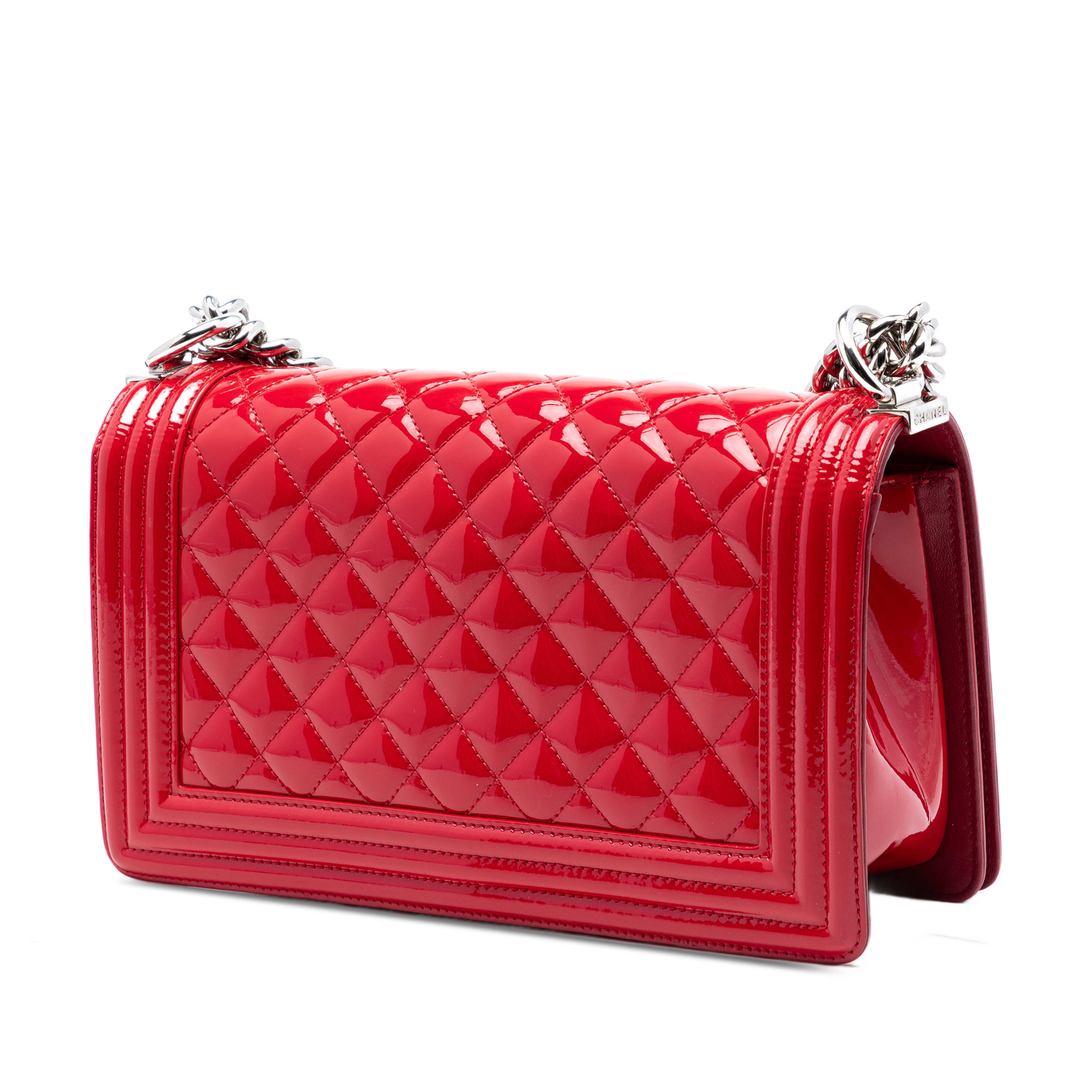 Chanel Old Medium Quilted Patent Acrylic Boy Flap, från Luxclusif, i färgen red. Klicka för att öppna bilden i stort format