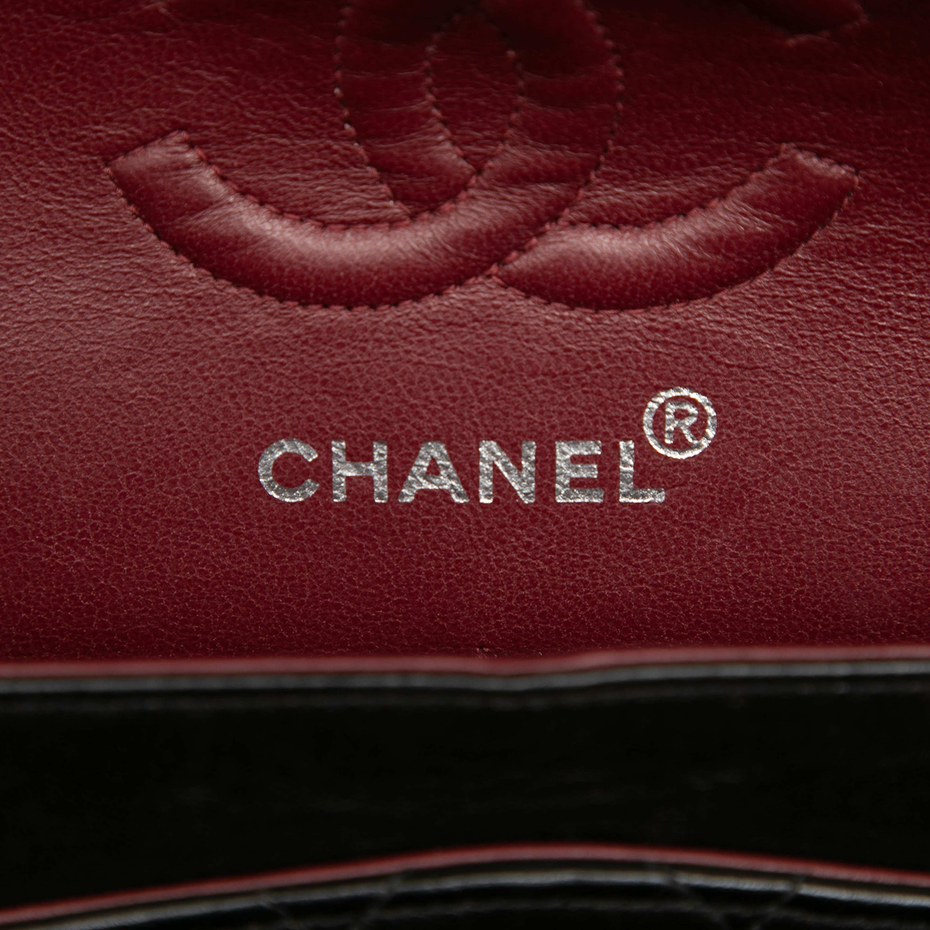 Chanel Small Classic Lambskin Double Flap, från Luxclusif, i färgen black. Klicka för att öppna bilden i stort format