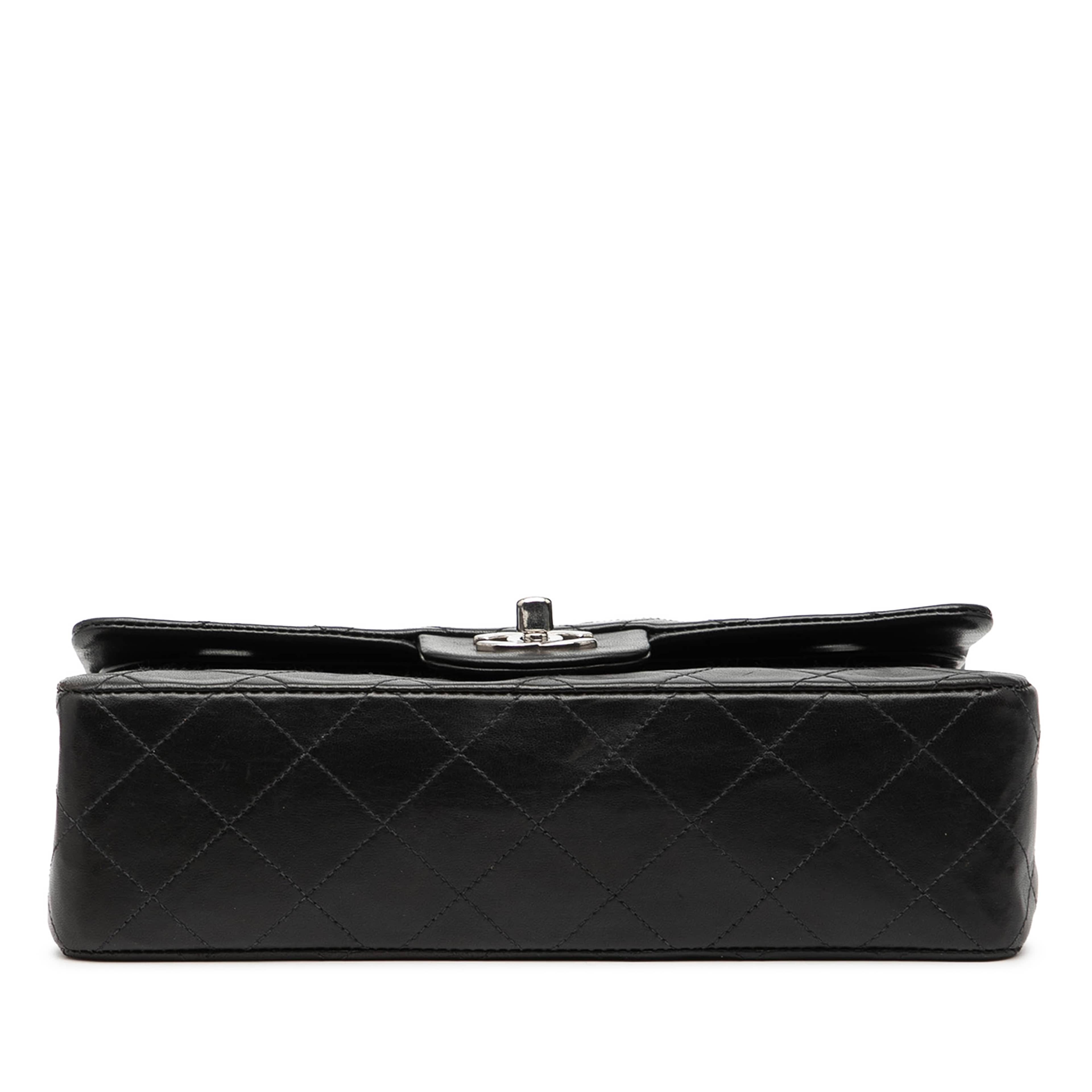 Chanel Small Classic Lambskin Double Flap, från Luxclusif, i färgen black. Klicka för att öppna bilden i stort format
