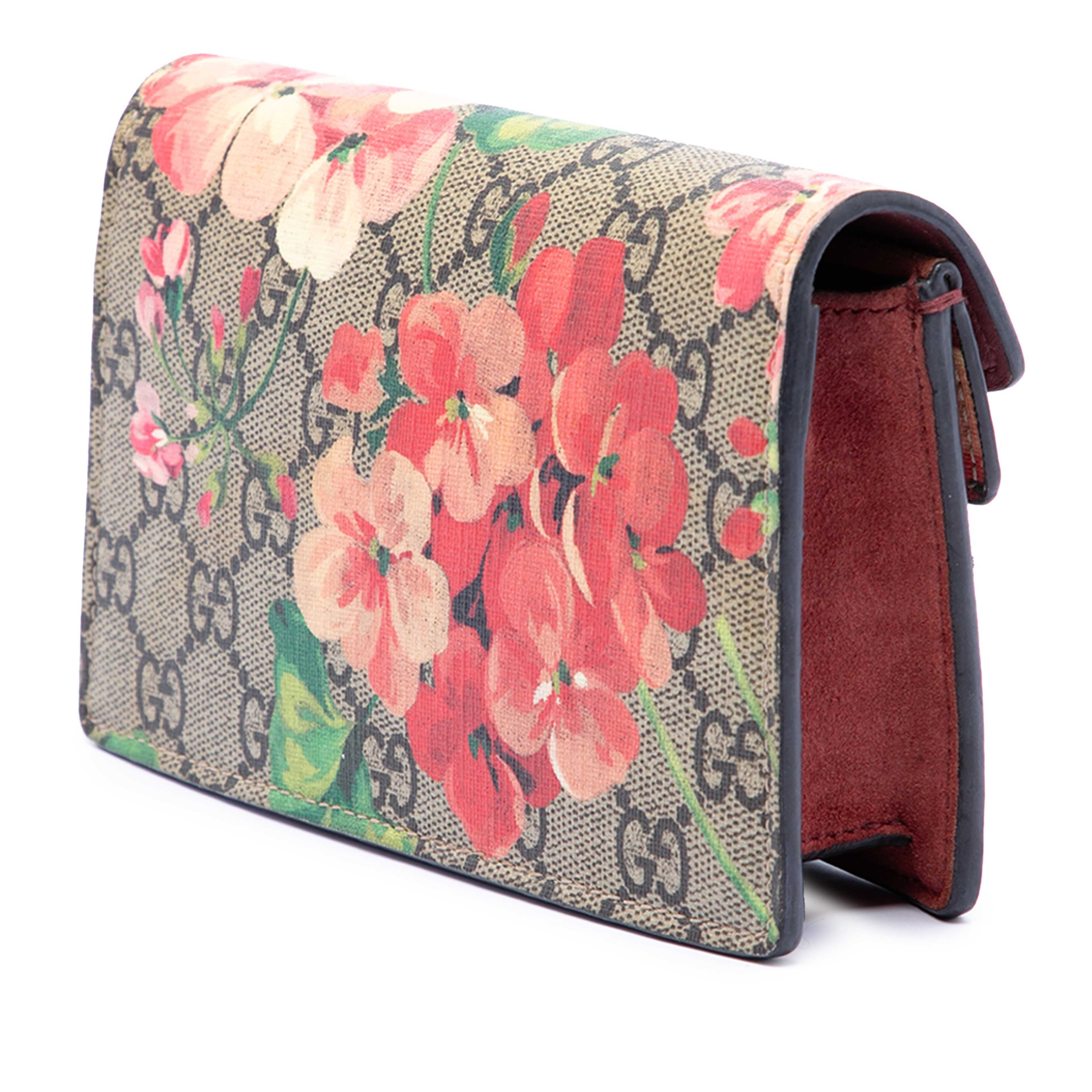 Gucci Mini Gg Supreme Blooms Dionysus Crossbody, från Luxclusif, i färgen beige. Klicka för att öppna bilden i stort format