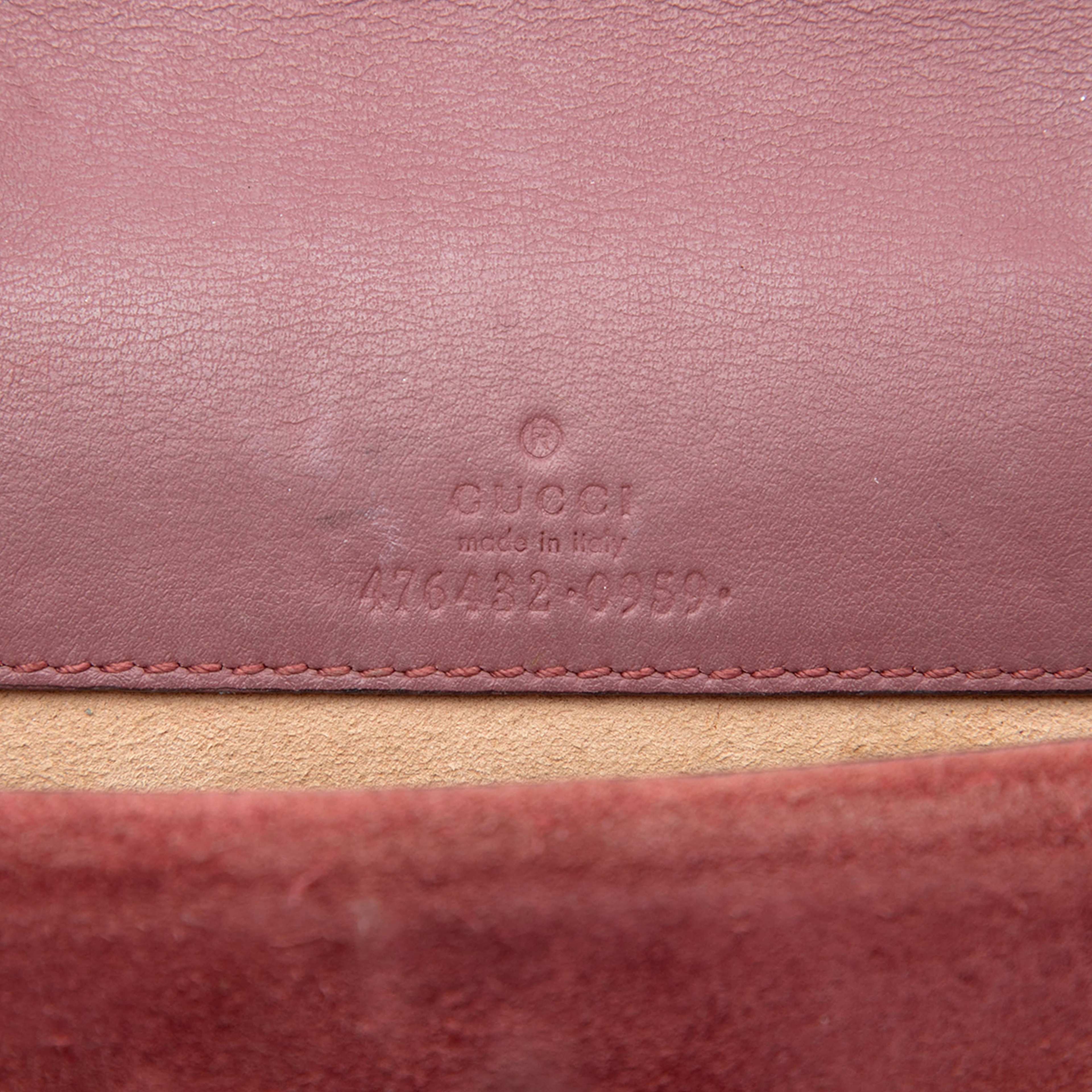 Gucci Mini Gg Supreme Blooms Dionysus Crossbody, från Luxclusif, i färgen beige. Klicka för att öppna bilden i stort format