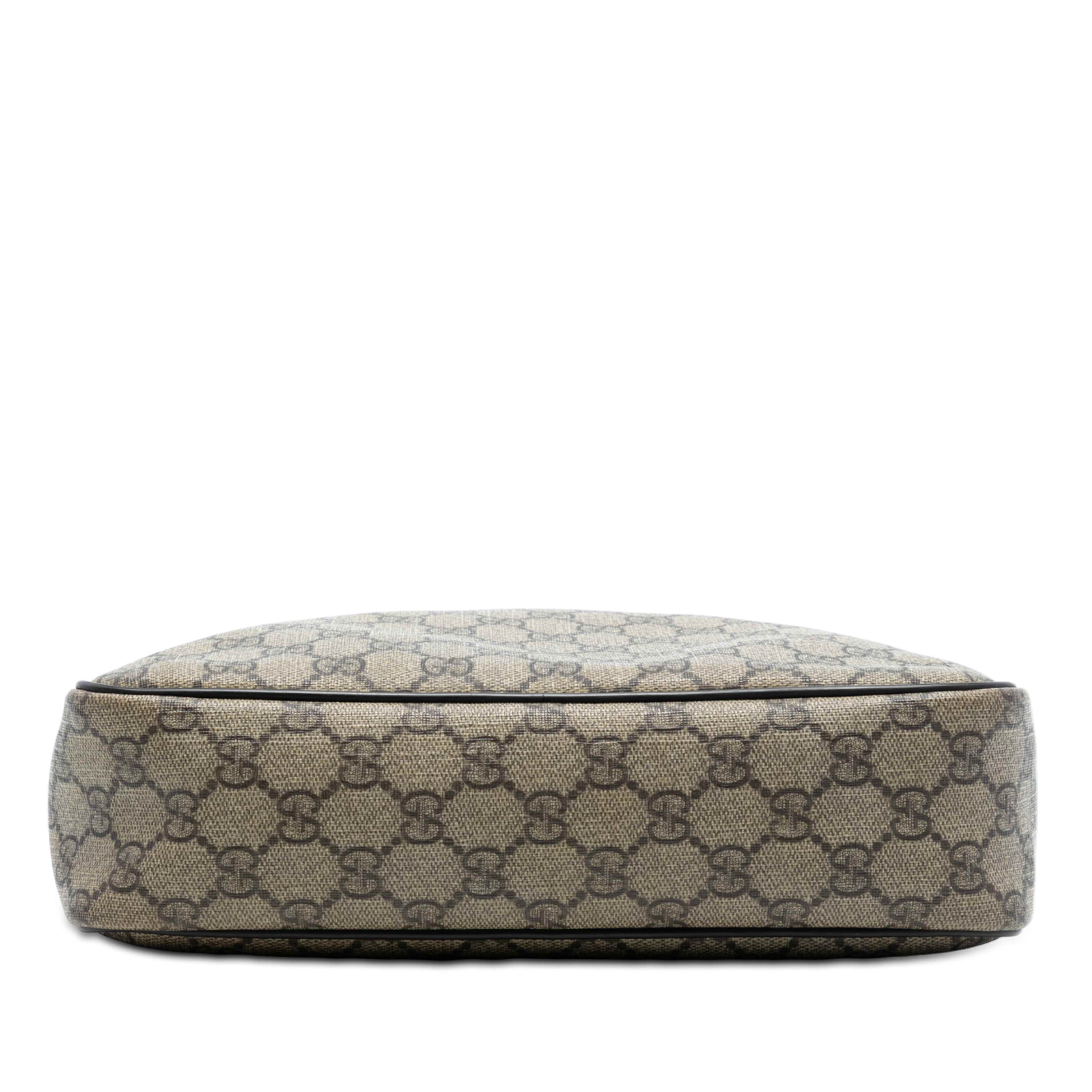 Gucci Gg Supreme Crossbody, från Luxclusif, i färgen beige. Klicka för att öppna bilden i stort format