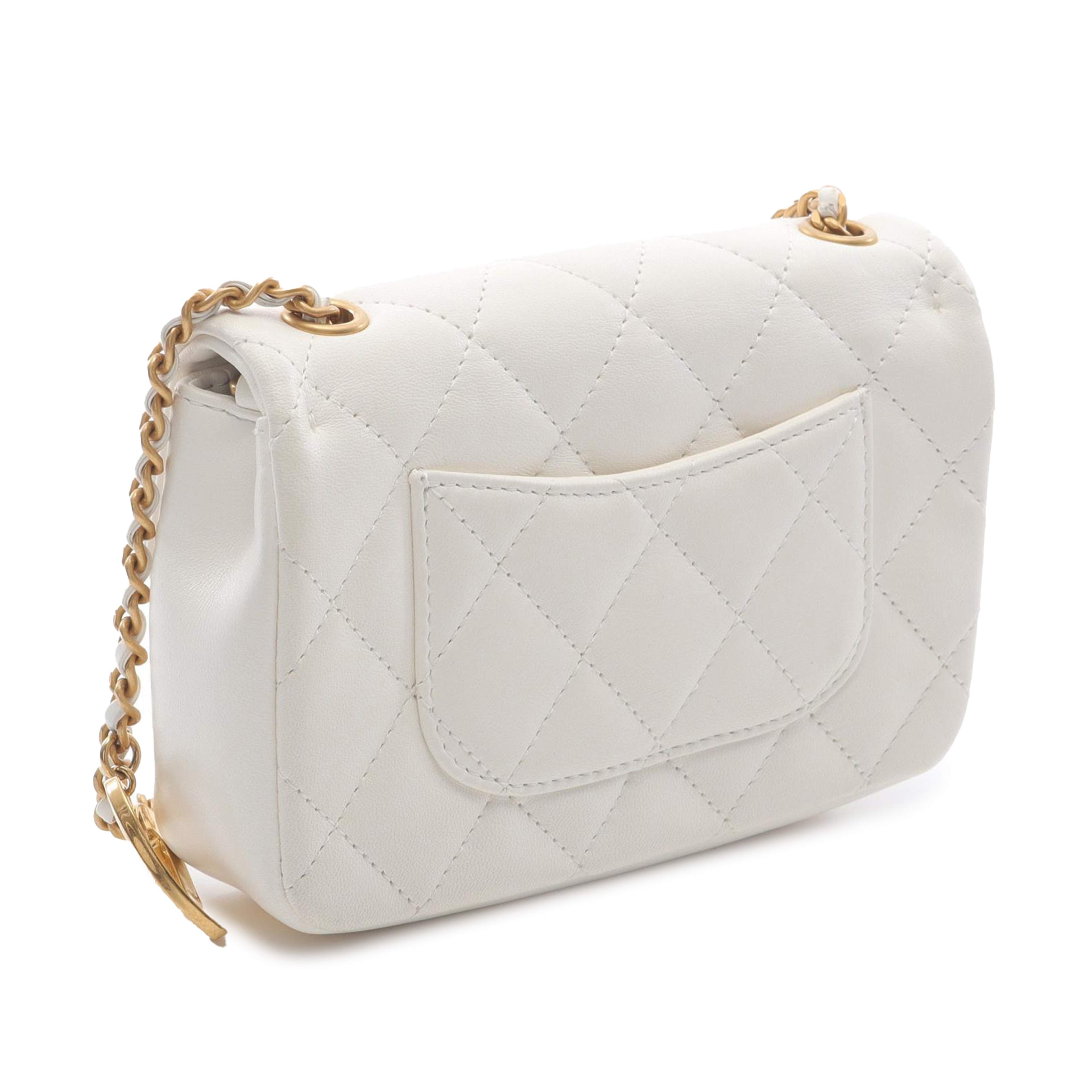 Chanel Mini Rectangular Quilted Lambskin Heart Charms Flap, från Luxclusif, i färgen white. Klicka för att öppna bilden i stort format
