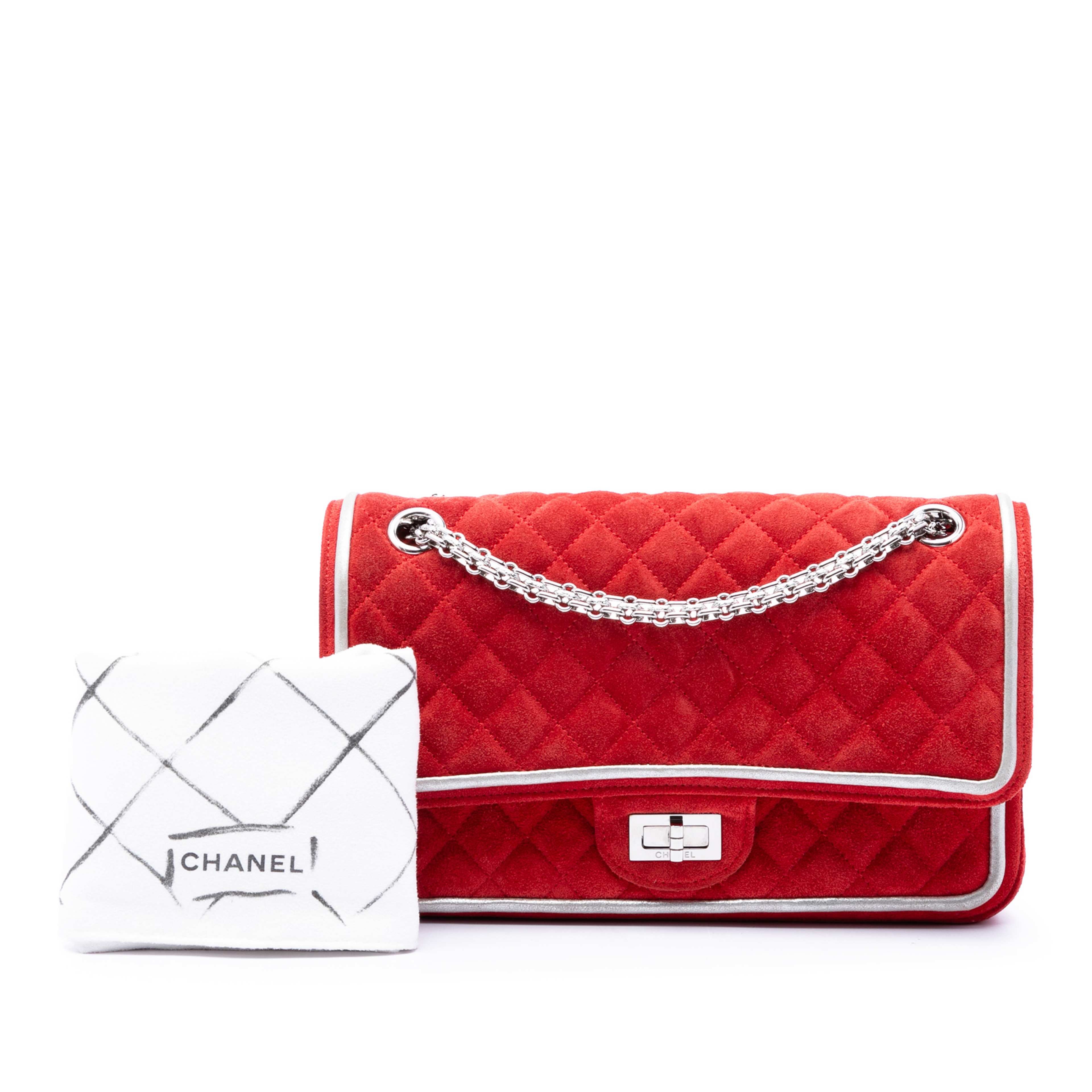Chanel Quilted Suede Reissue 2.55 Double Flap 225, från Luxclusif, i färgen röd. Klicka för att öppna bilden i stort format