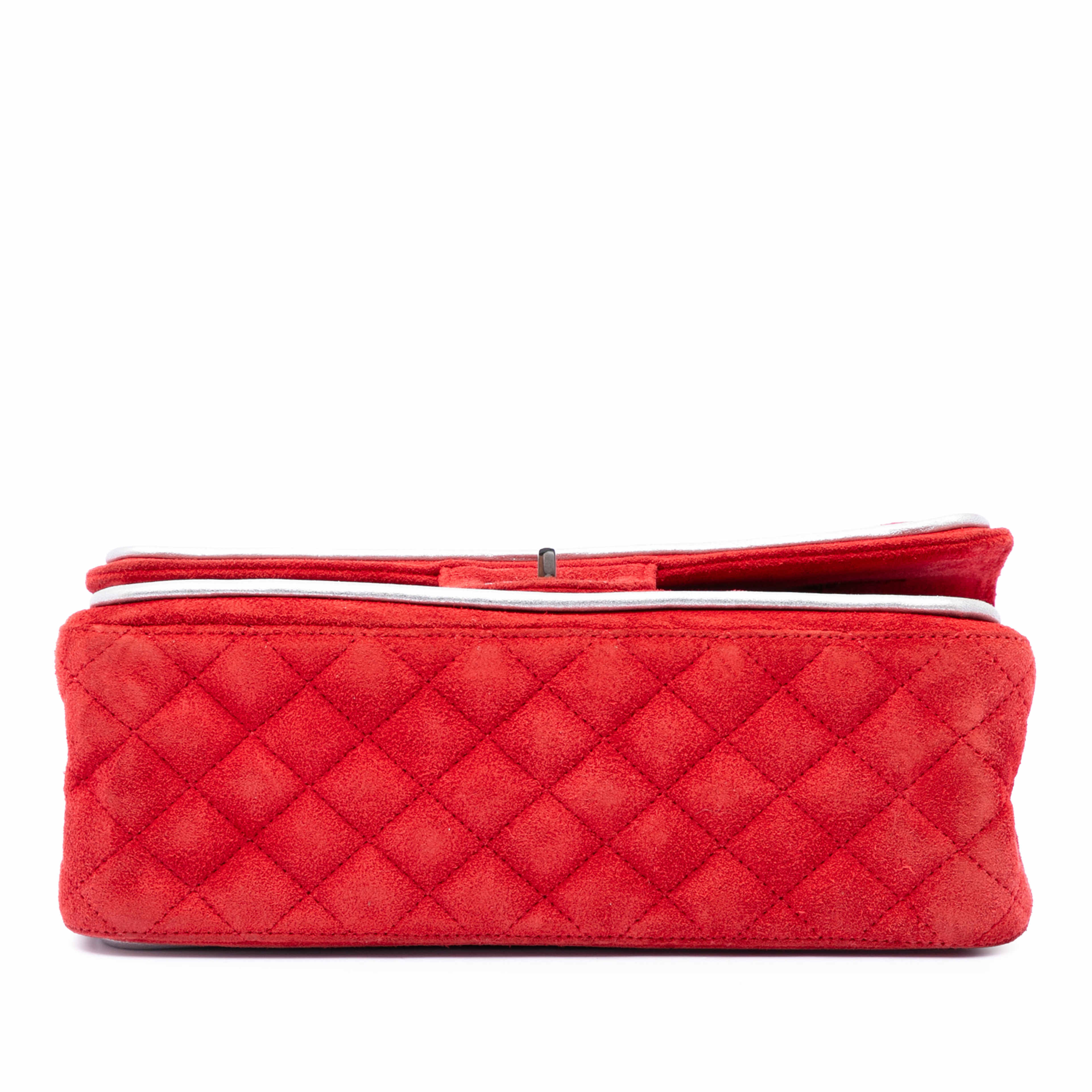 Chanel Quilted Suede Reissue 2.55 Double Flap 225, från Luxclusif, i färgen röd. Klicka för att öppna bilden i stort format