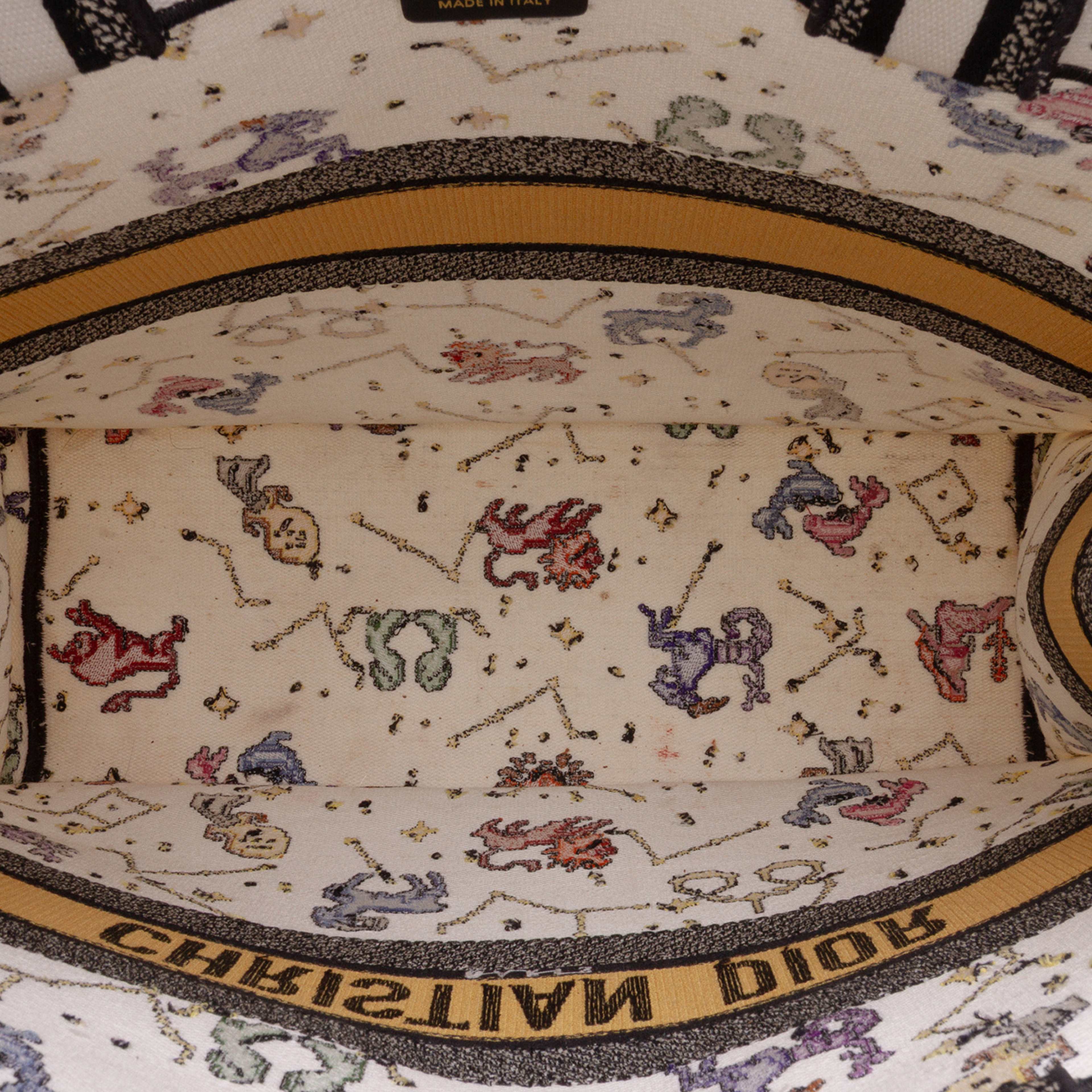 Dior Large Zodiac Pixel Zodiac Book Tote, från Luxclusif, i färgen white. Klicka för att öppna bilden i stort format