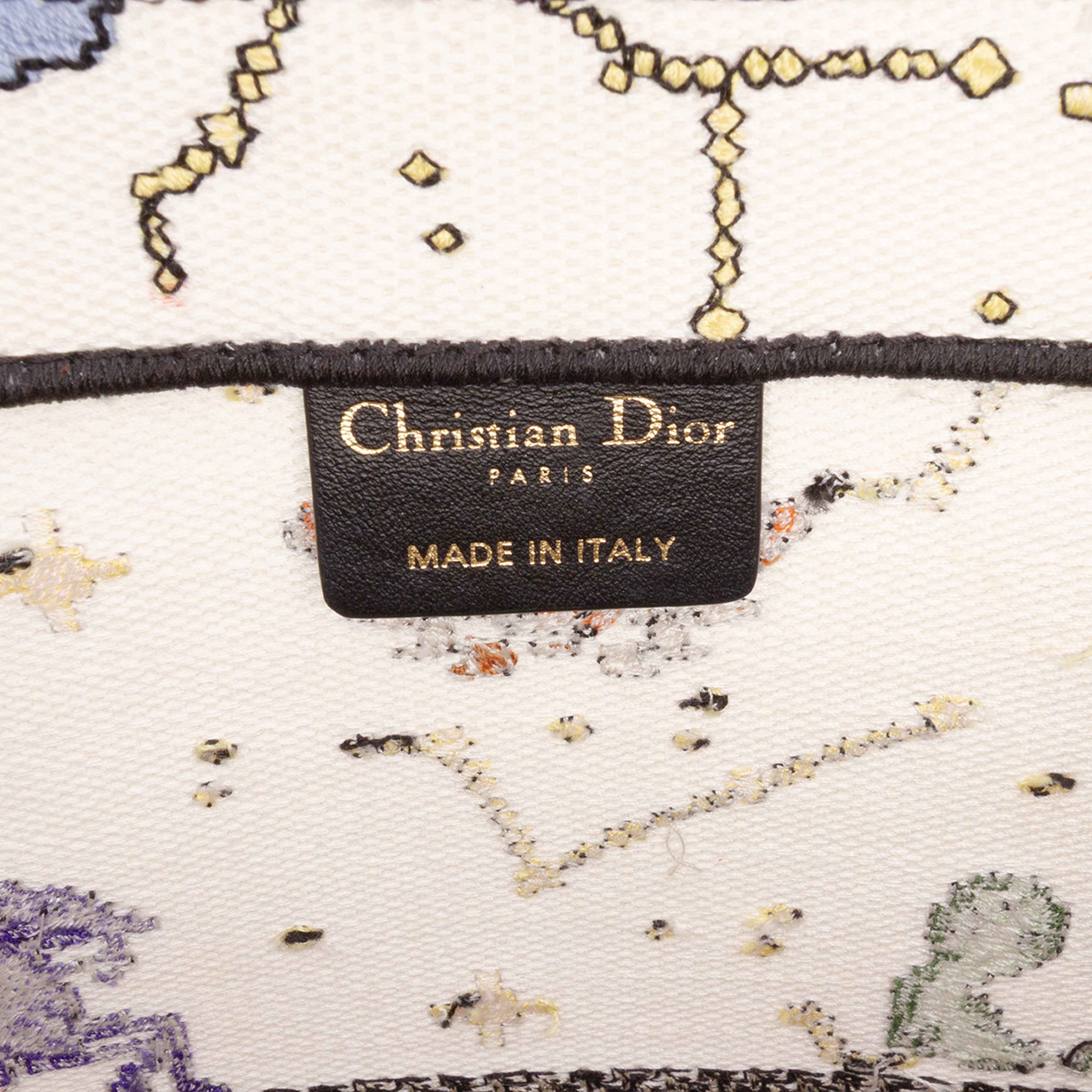 Dior Large Zodiac Pixel Zodiac Book Tote, från Luxclusif, i färgen white. Klicka för att öppna bilden i stort format