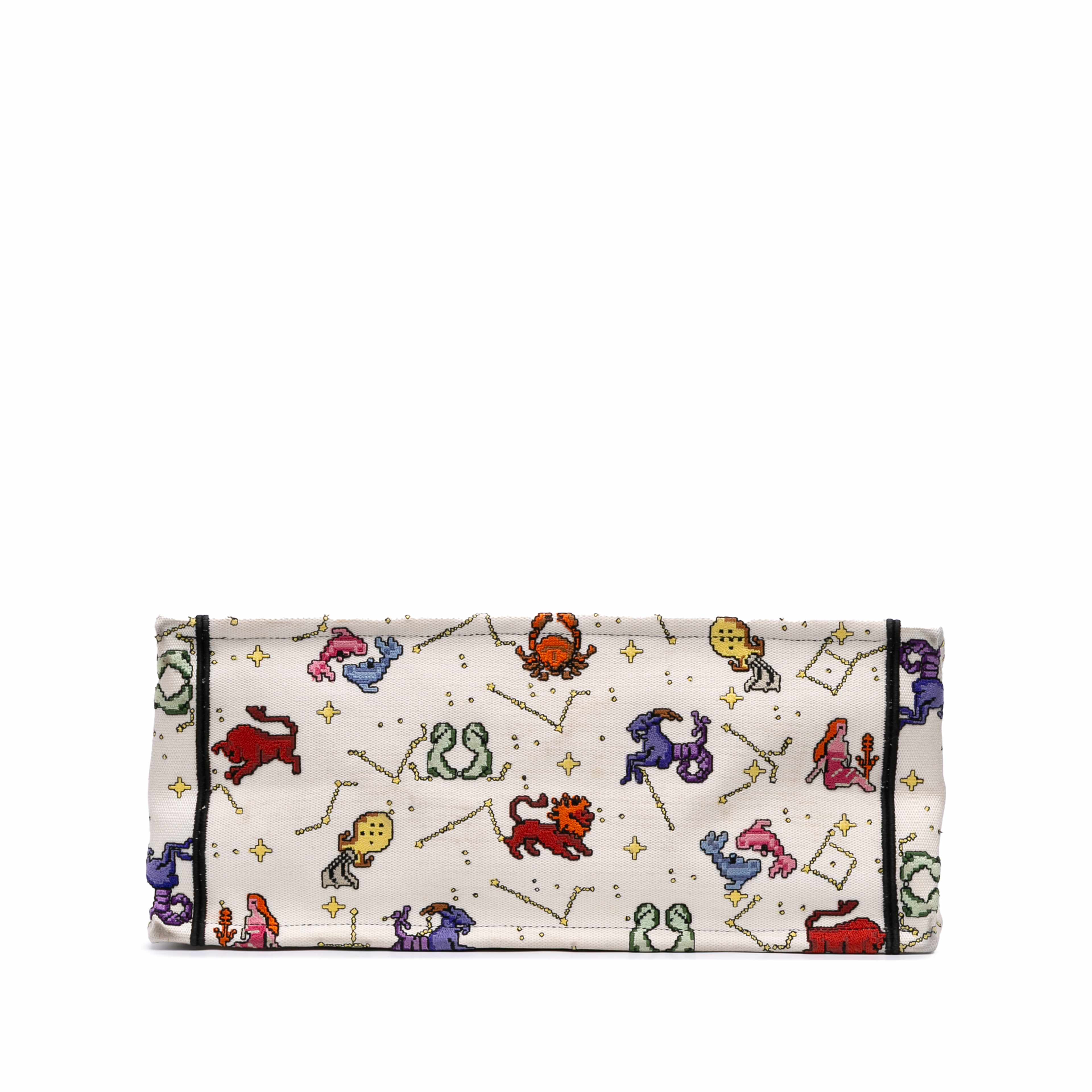 Dior Large Zodiac Pixel Zodiac Book Tote, från Luxclusif, i färgen white. Klicka för att öppna bilden i stort format