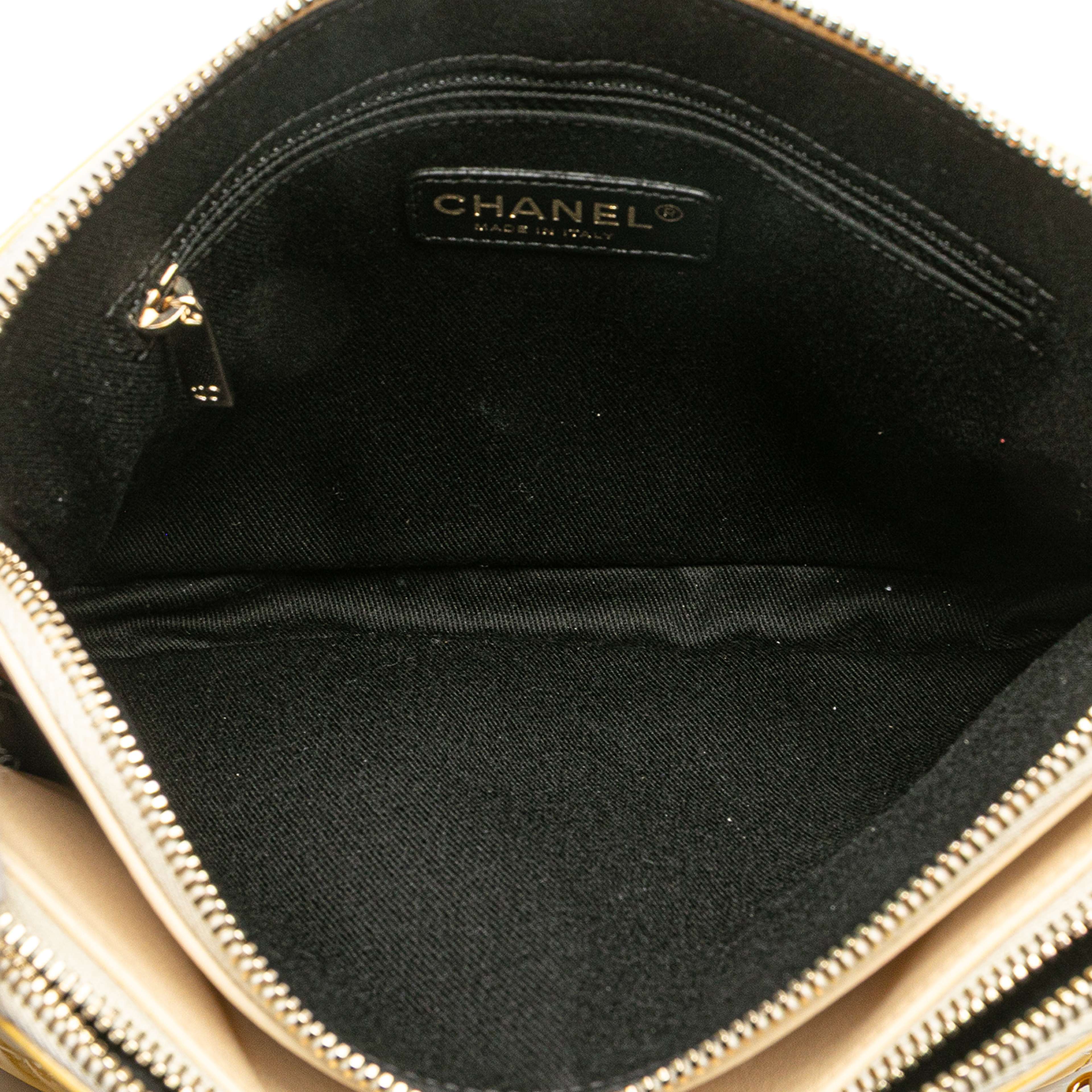 Chanel Quilted Patent Chain Double Zip Crossbody, från Luxclusif, i färgen yellow. Klicka för att öppna bilden i stort format