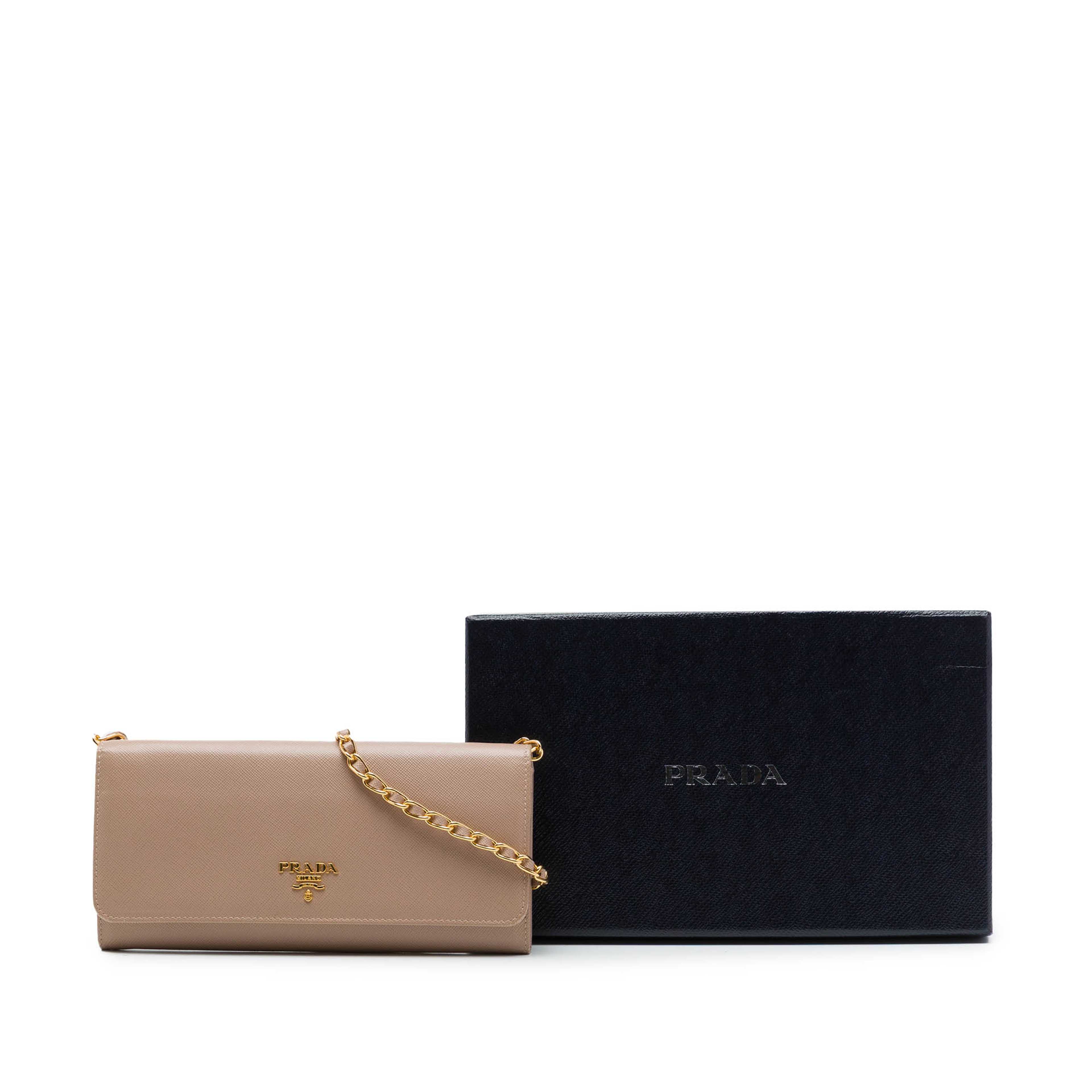 Prada Saffiano Wallet On Chain, från Luxclusif, i färgen brun. Klicka för att öppna bilden i stort format