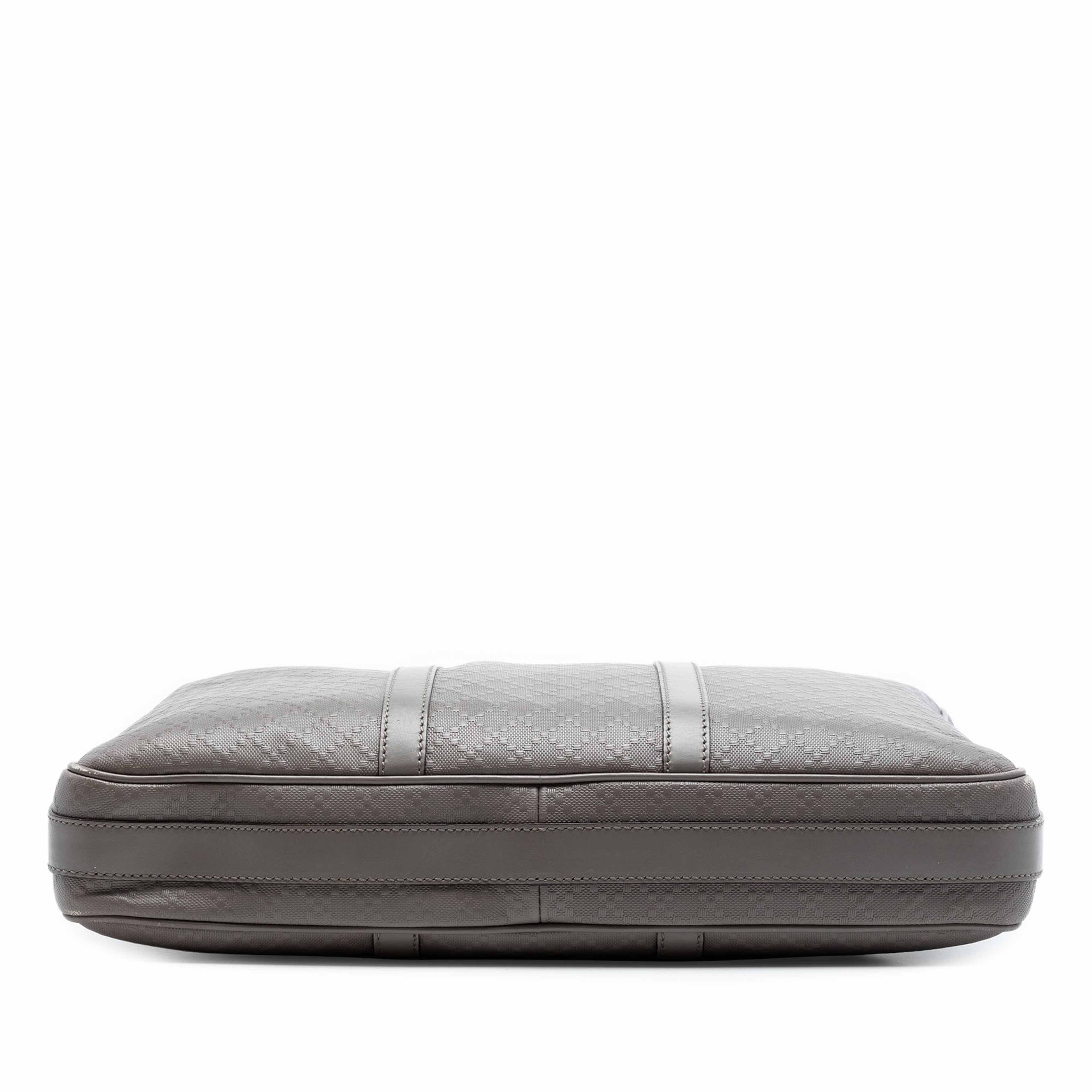 Gucci Diamante Calfskin Business Bag, från Luxclusif, i färgen grå. Klicka för att öppna bilden i stort format