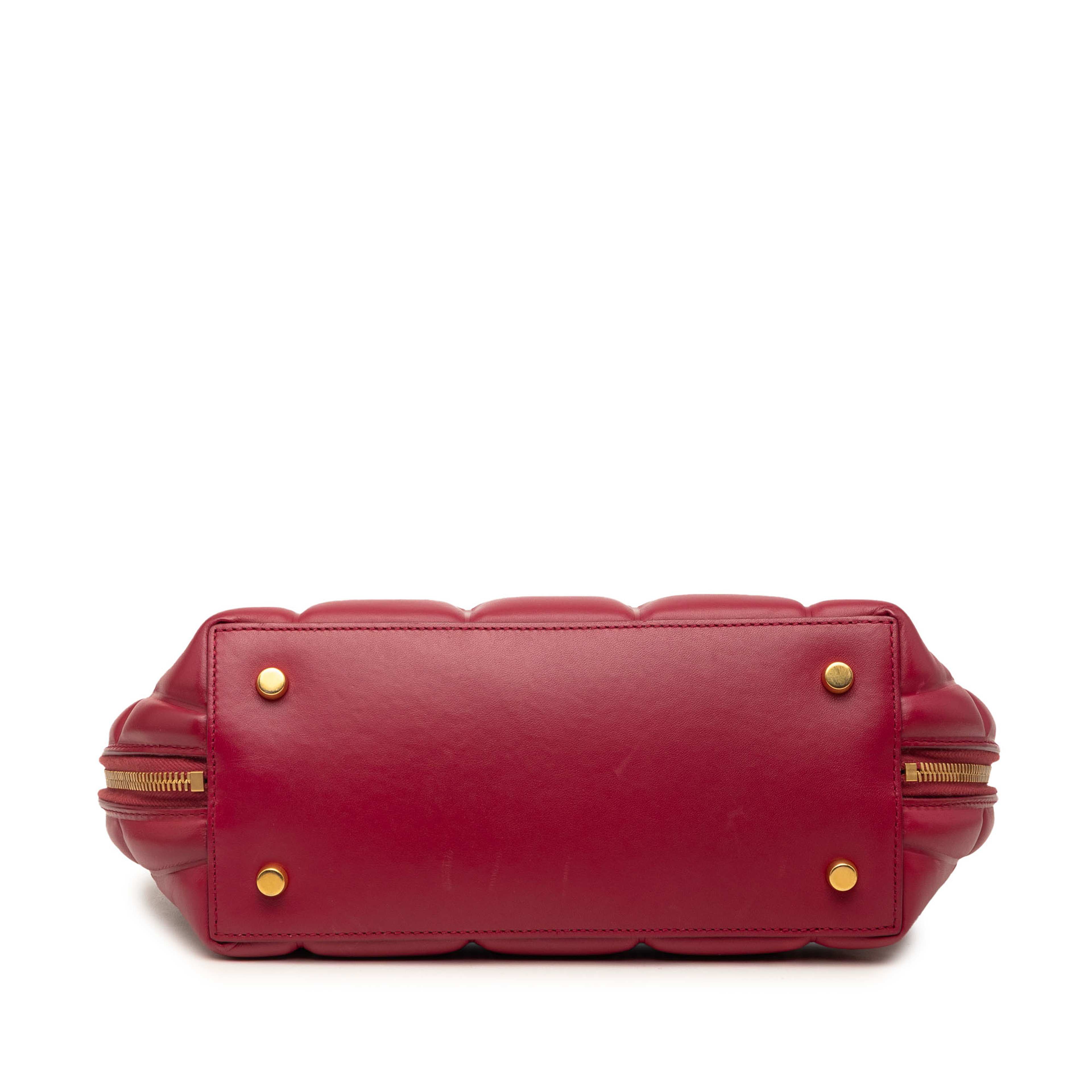 Bottega Veneta Small Leather Padded Bv Swoop Bag, från Luxclusif, i färgen röd. Klicka för att öppna bilden i stort format
