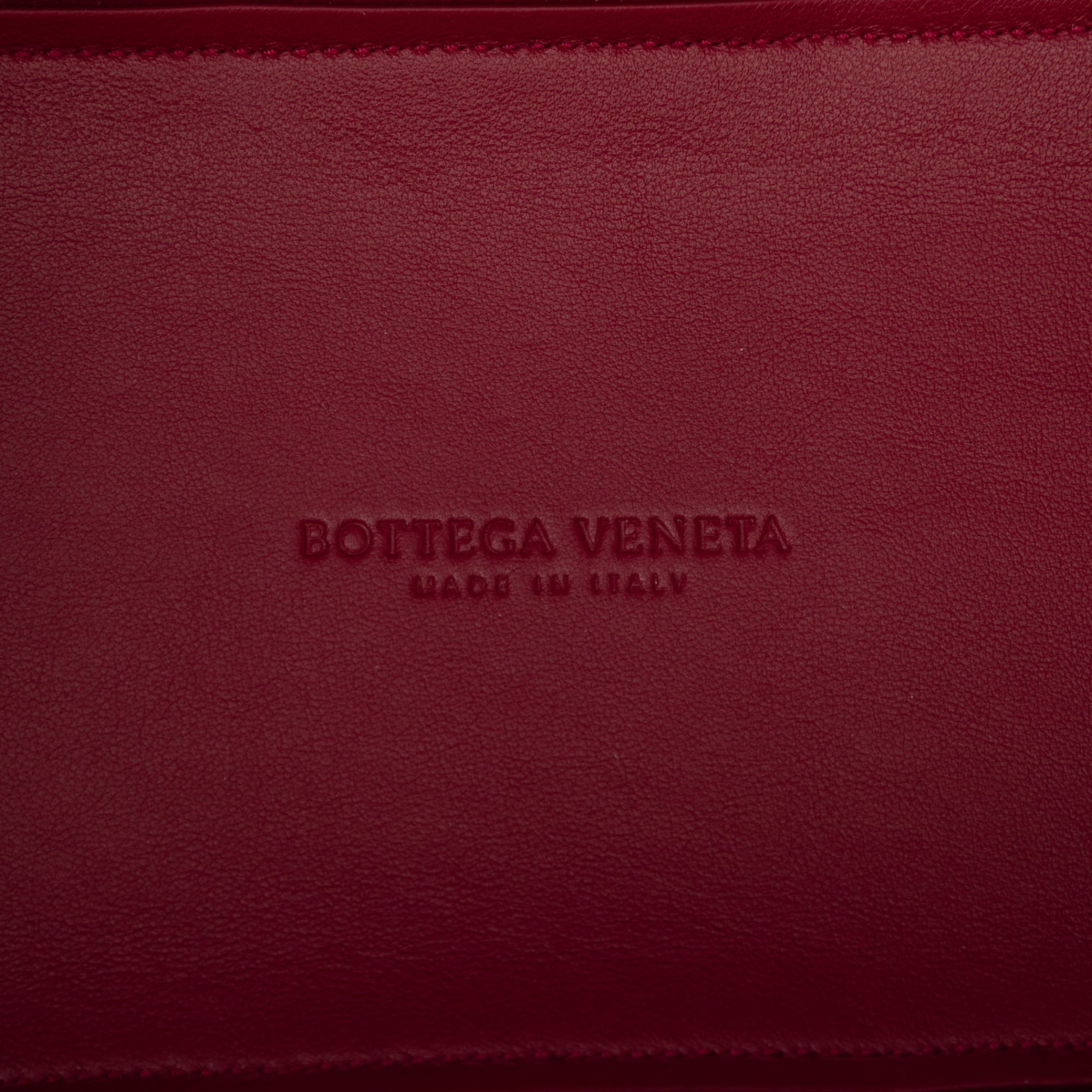 Bottega Veneta Small Leather Padded Bv Swoop Bag, från Luxclusif, i färgen röd. Klicka för att öppna bilden i stort format