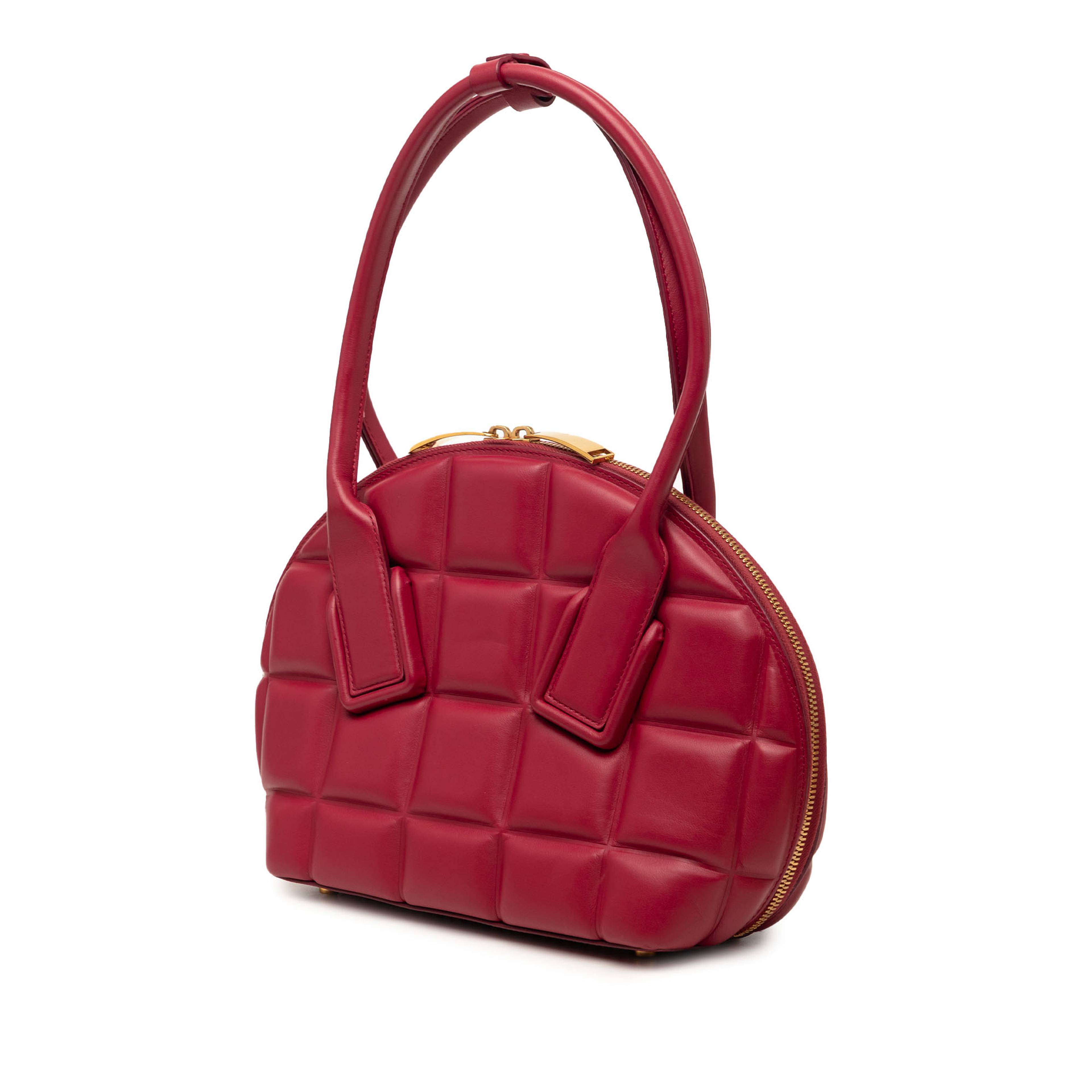 Bottega Veneta Small Leather Padded Bv Swoop Bag, från Luxclusif, i färgen röd. Klicka för att öppna bilden i stort format