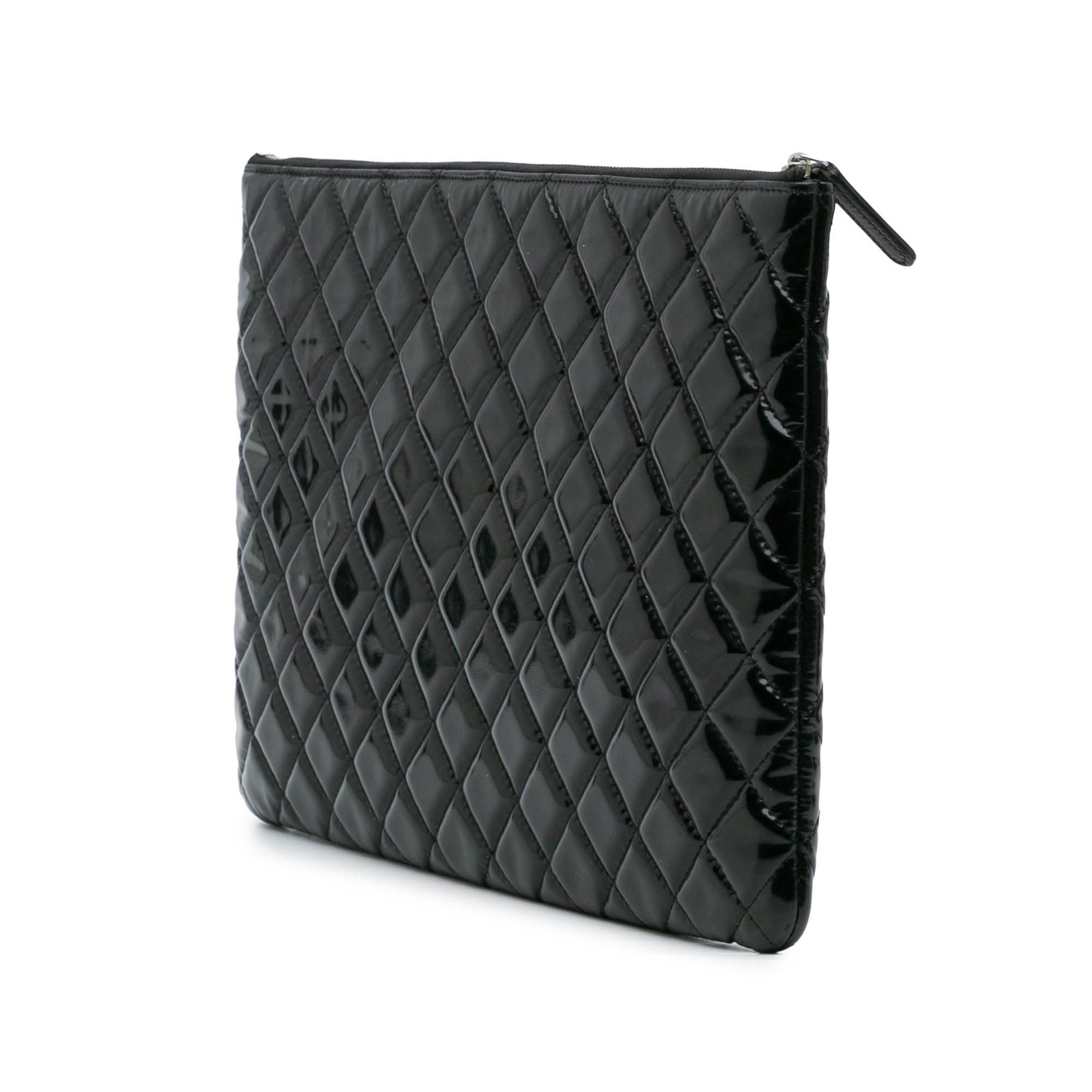 Chanel Large Quilted Patent O Case Clutch, från Luxclusif, i färgen black. Klicka för att öppna bilden i stort format