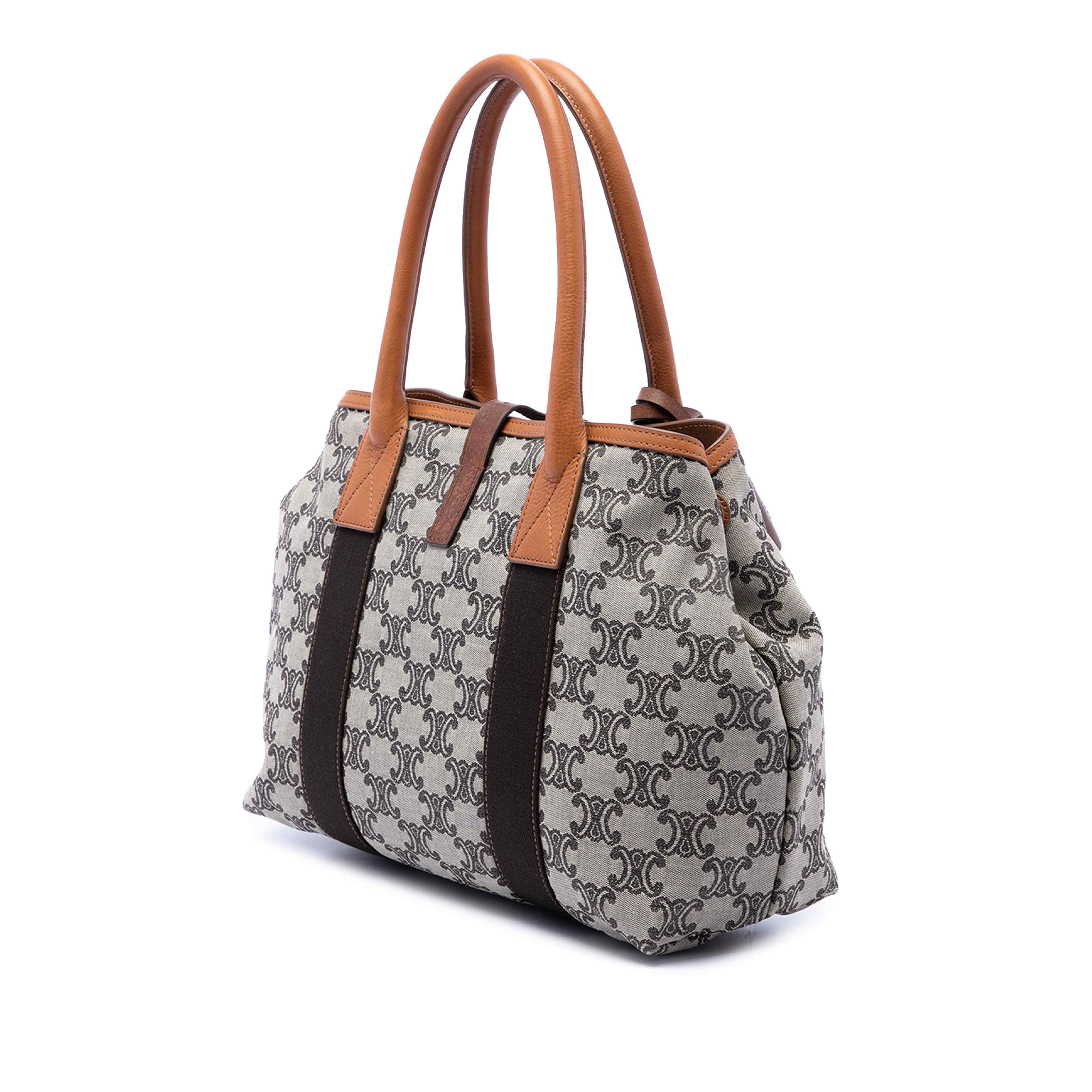 Celine Macadam Canvas Tote, från Luxclusif, i färgen beige. Klicka för att öppna bilden i stort format