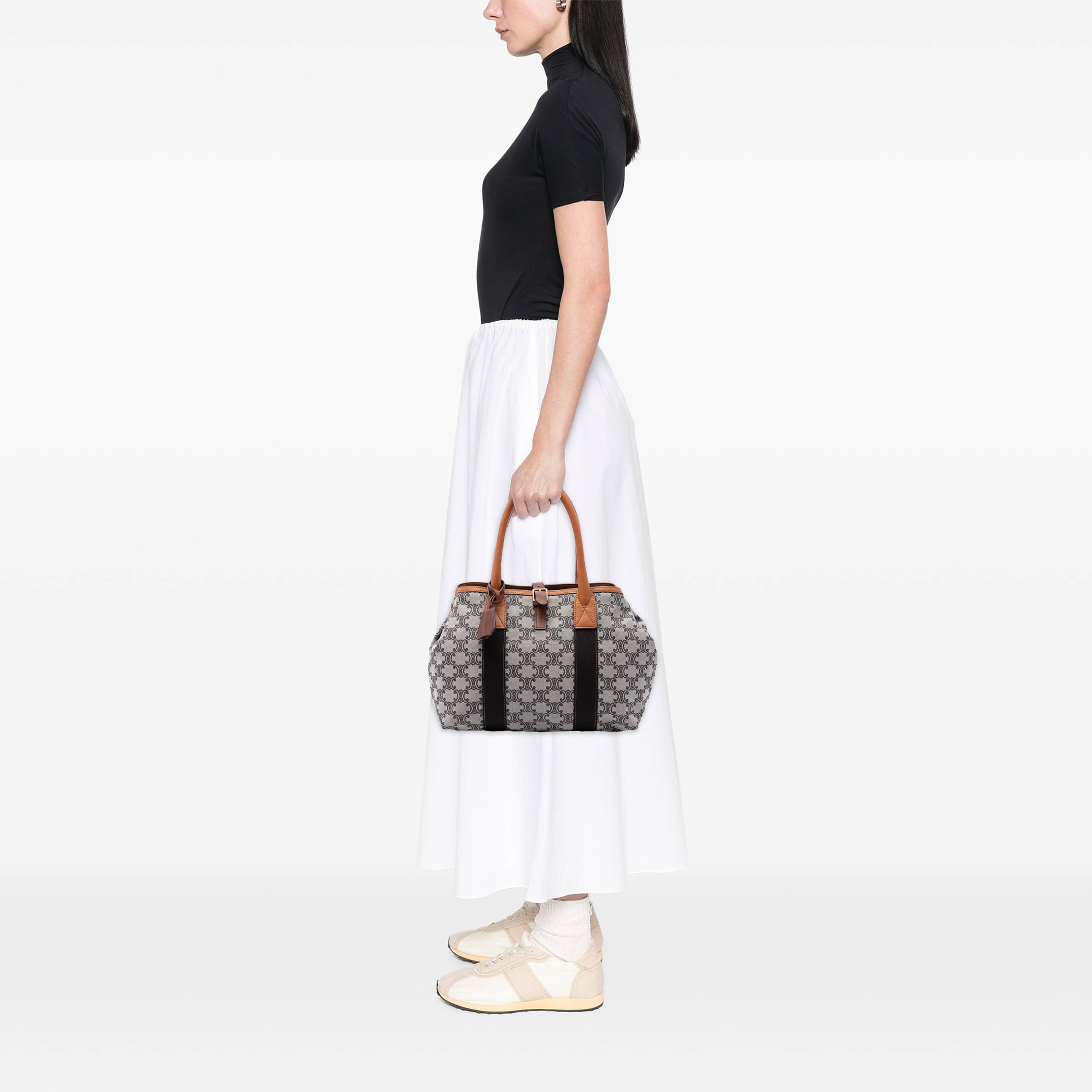 Celine Macadam Canvas Tote, från Luxclusif, i färgen beige. Klicka för att öppna bilden i stort format