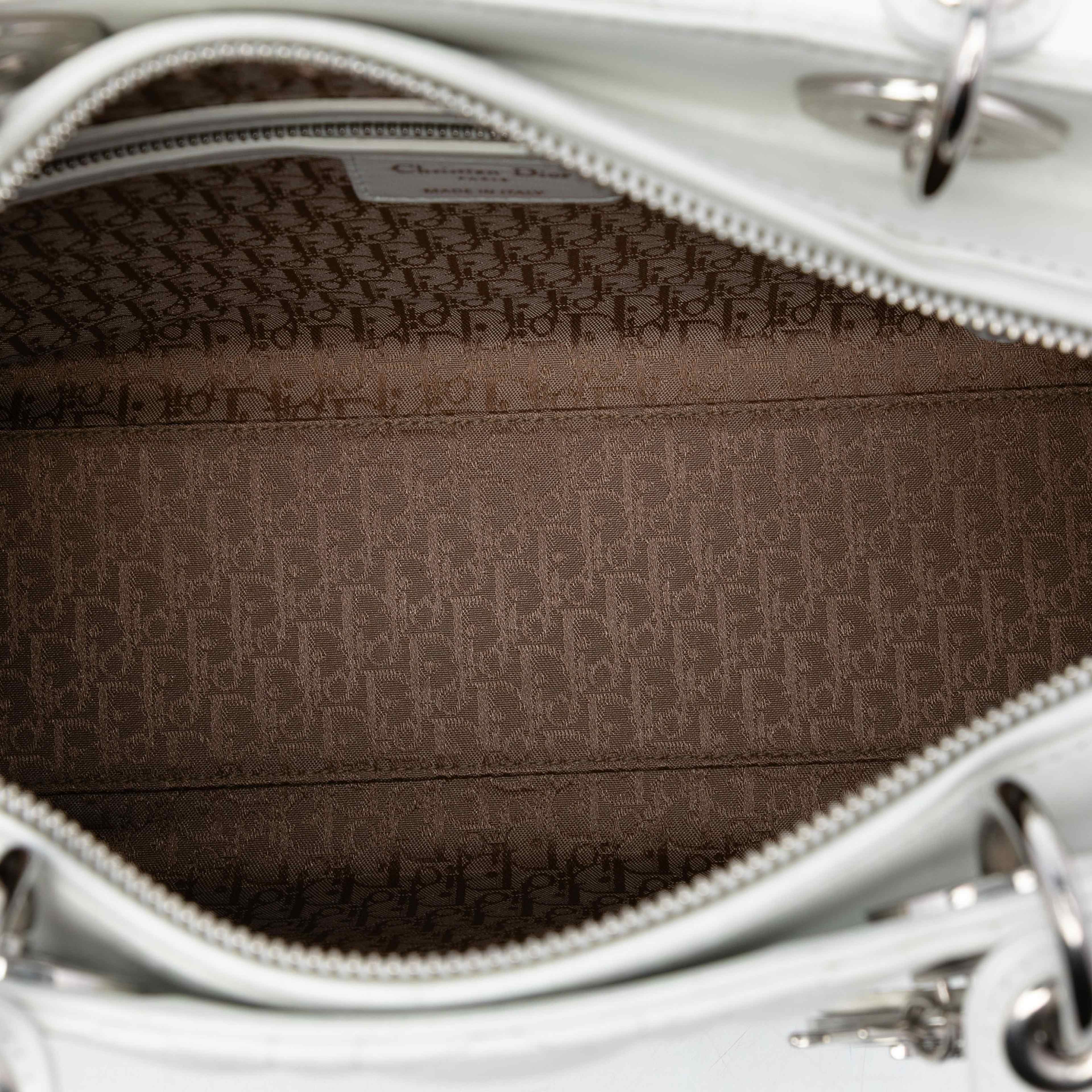 Dior Large Lambskin Cannage Lady Dior, från Luxclusif, i färgen white. Klicka för att öppna bilden i stort format