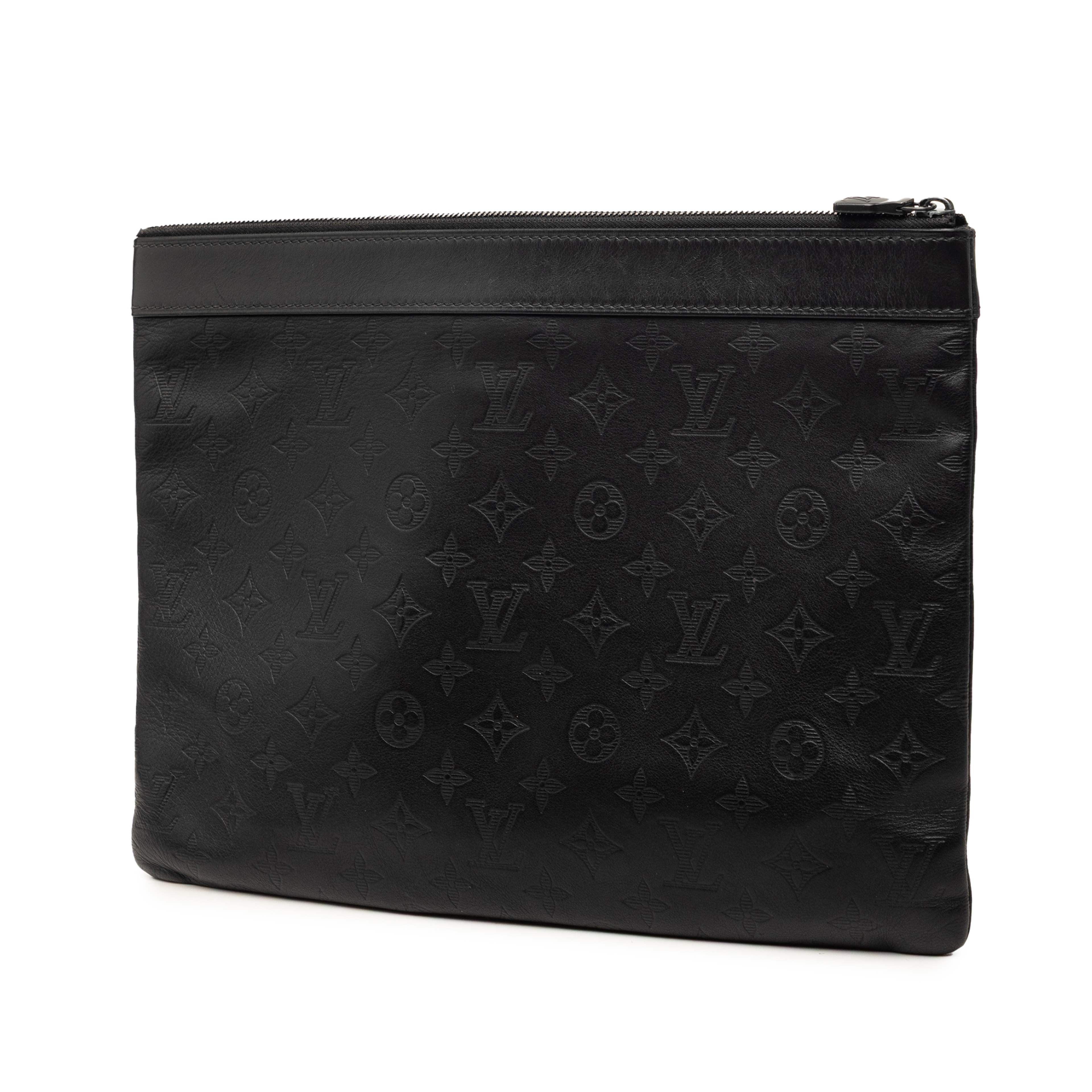 Louis Vuitton Monogram Shadow Discovery Pochette, från Luxclusif, i färgen svart. Klicka för att öppna bilden i stort format