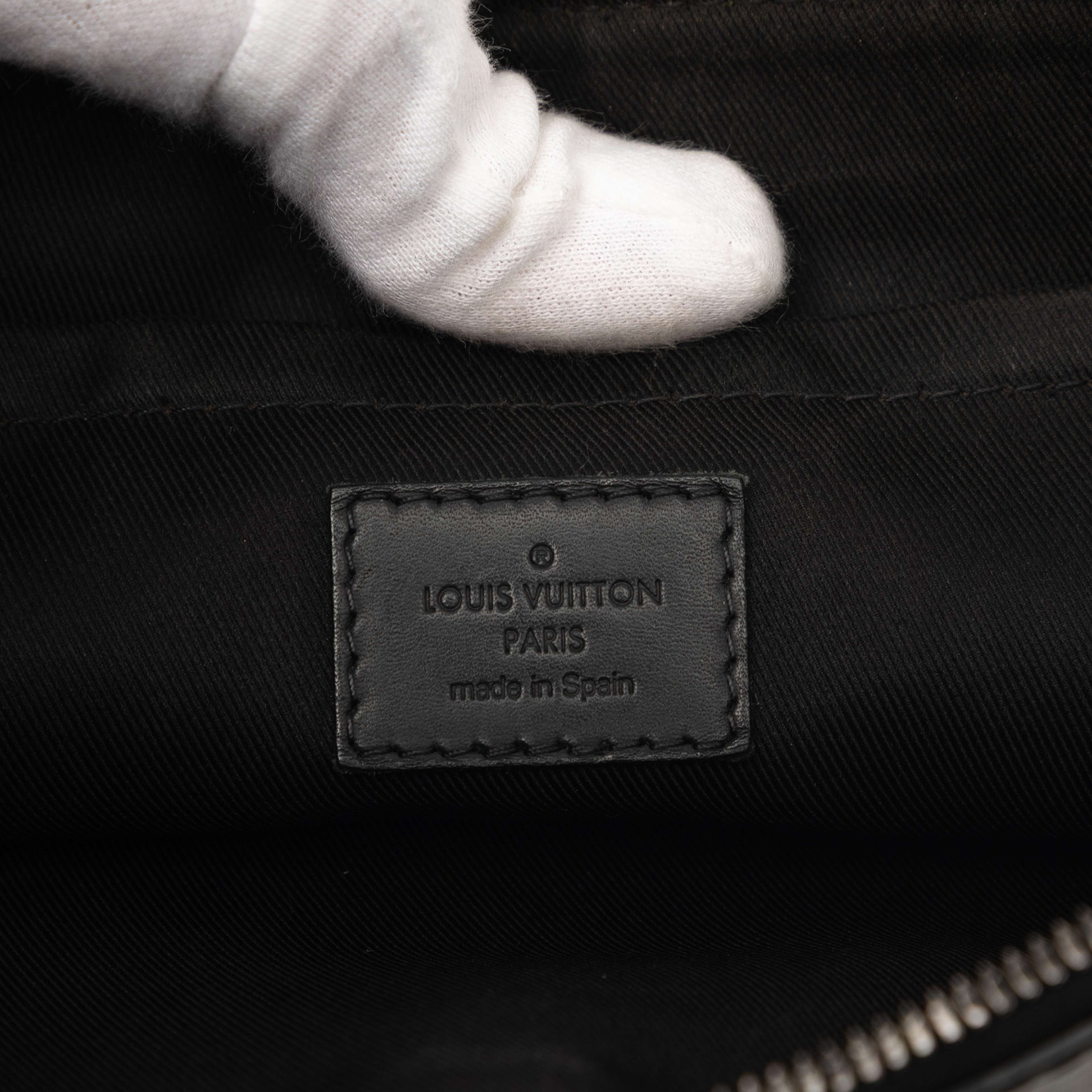 Louis Vuitton Monogram Shadow Discovery Pochette, från Luxclusif, i färgen black. Klicka för att öppna bilden i stort format