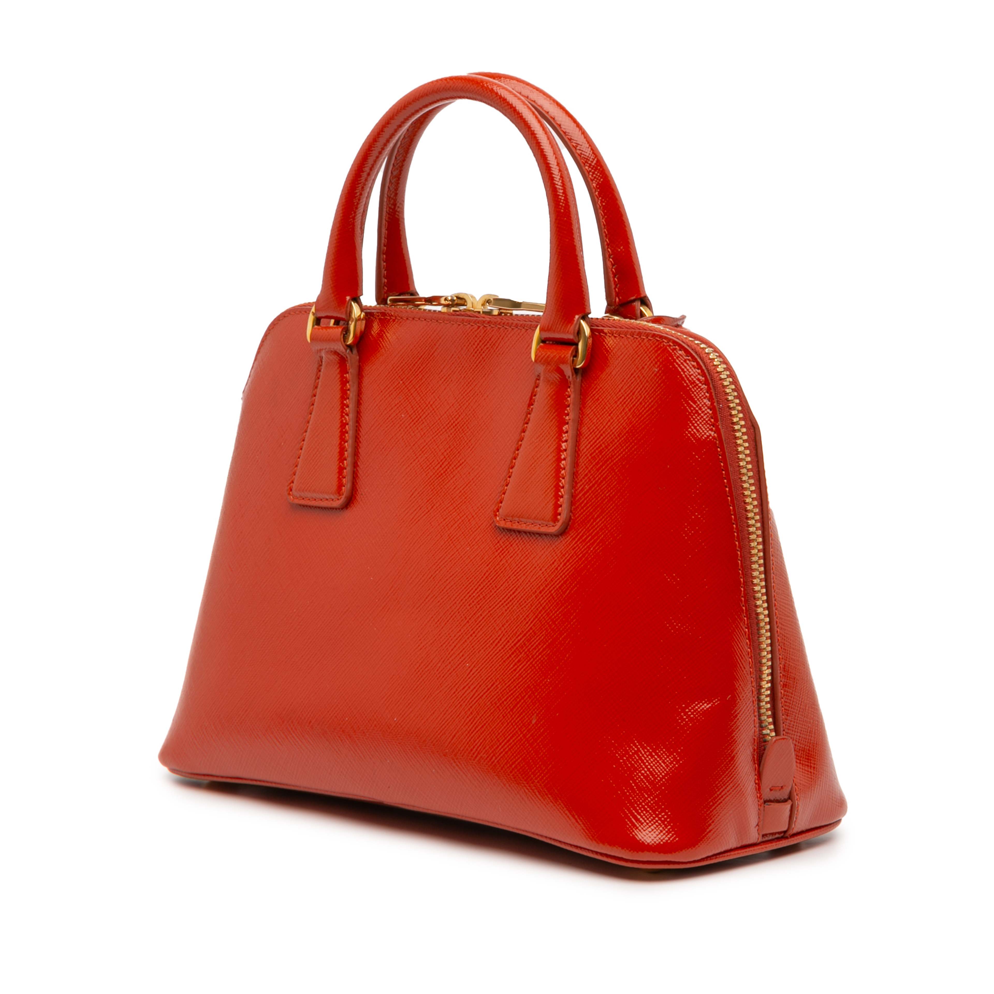 Prada Small Saffiano Vernice Promenade Satchel, från Luxclusif, i färgen orange. Klicka för att öppna bilden i stort format