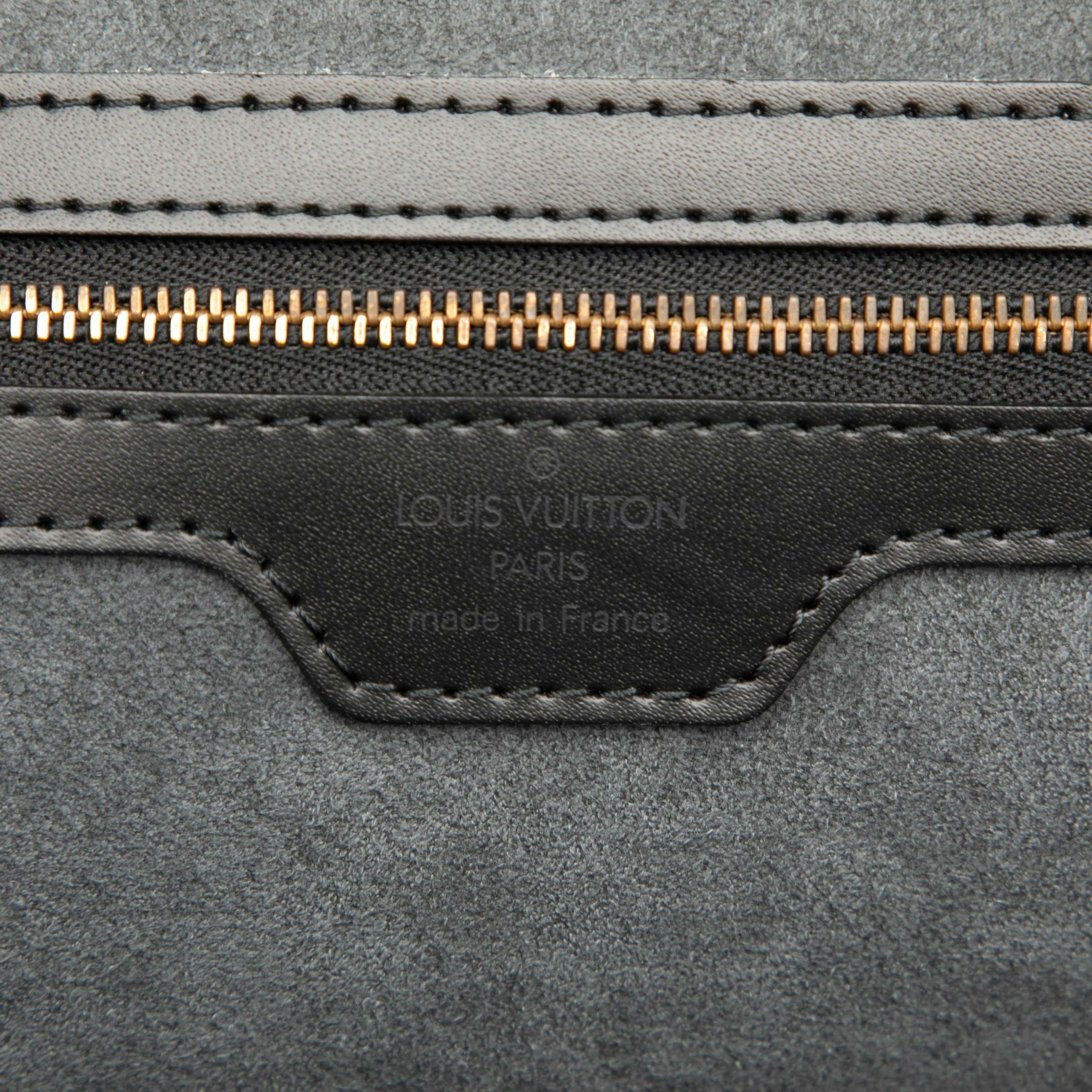 Louis Vuitton Epi Lussac, från Luxclusif, i färgen black. Klicka för att öppna bilden i stort format