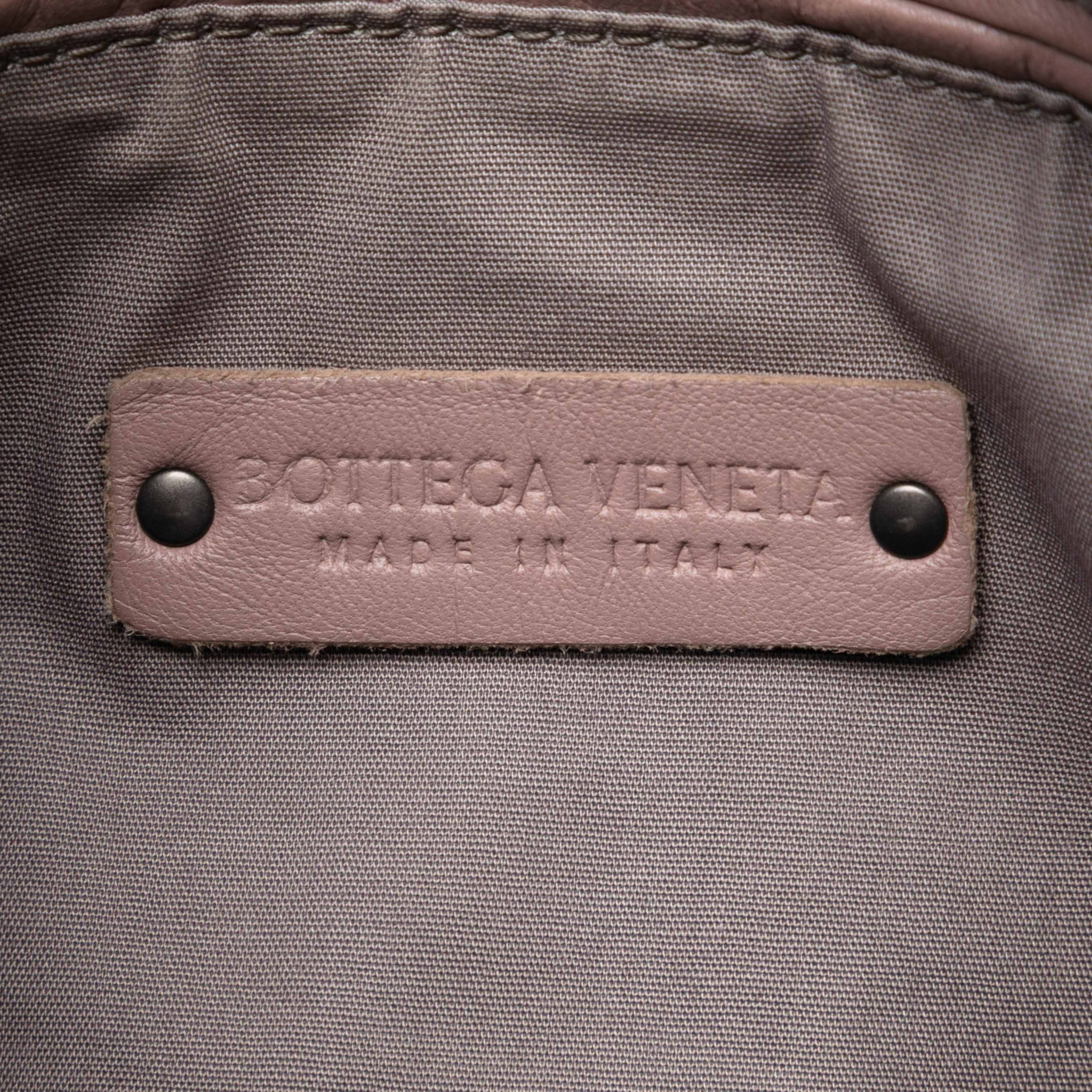 Bottega Veneta Nappa Intrecciato Nodini Crossbody, från Luxclusif, i färgen rose gold. Klicka för att öppna bilden i stort format