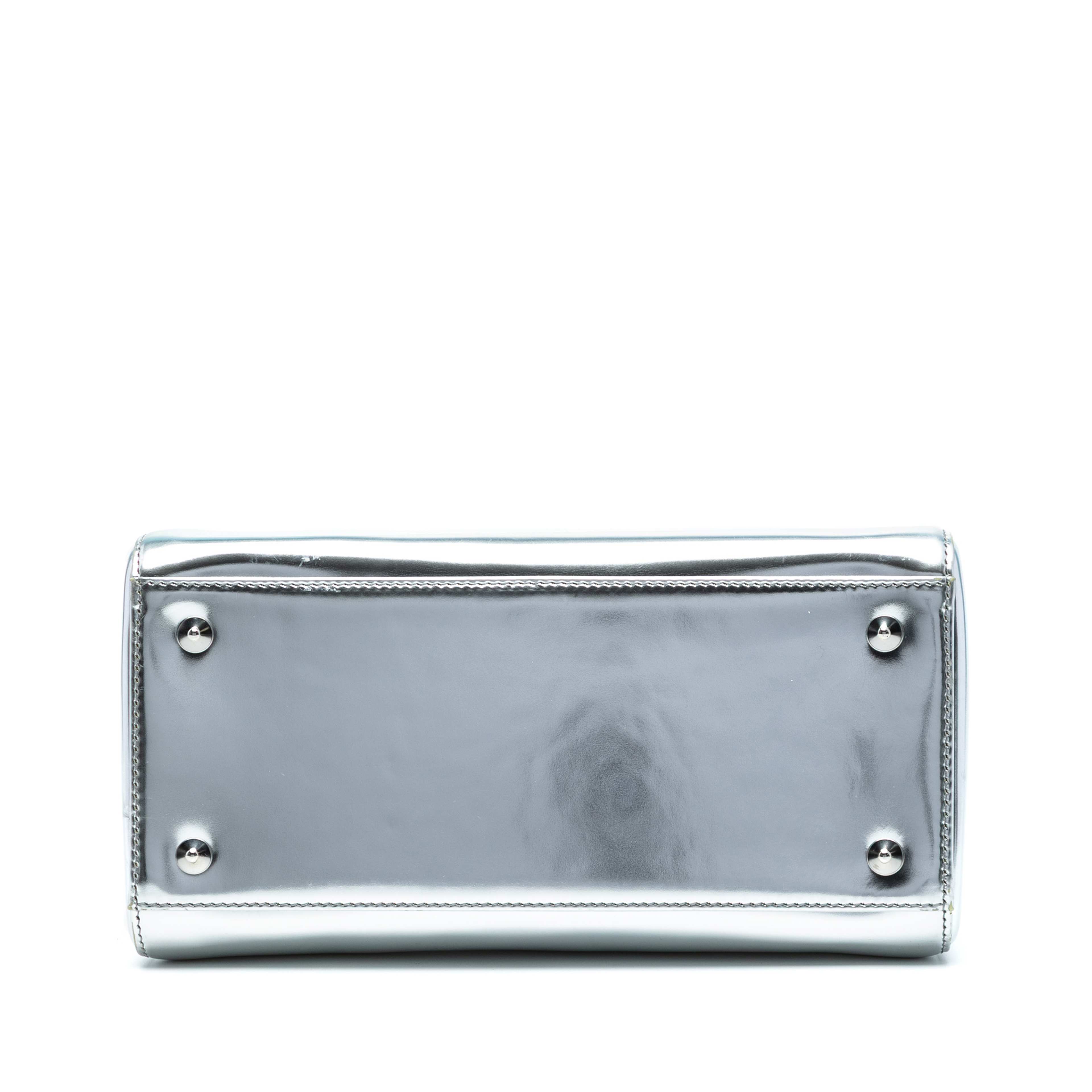 Dior Medium Metallic Patent Lady Dior, från Luxclusif, i färgen silver. Klicka för att öppna bilden i stort format